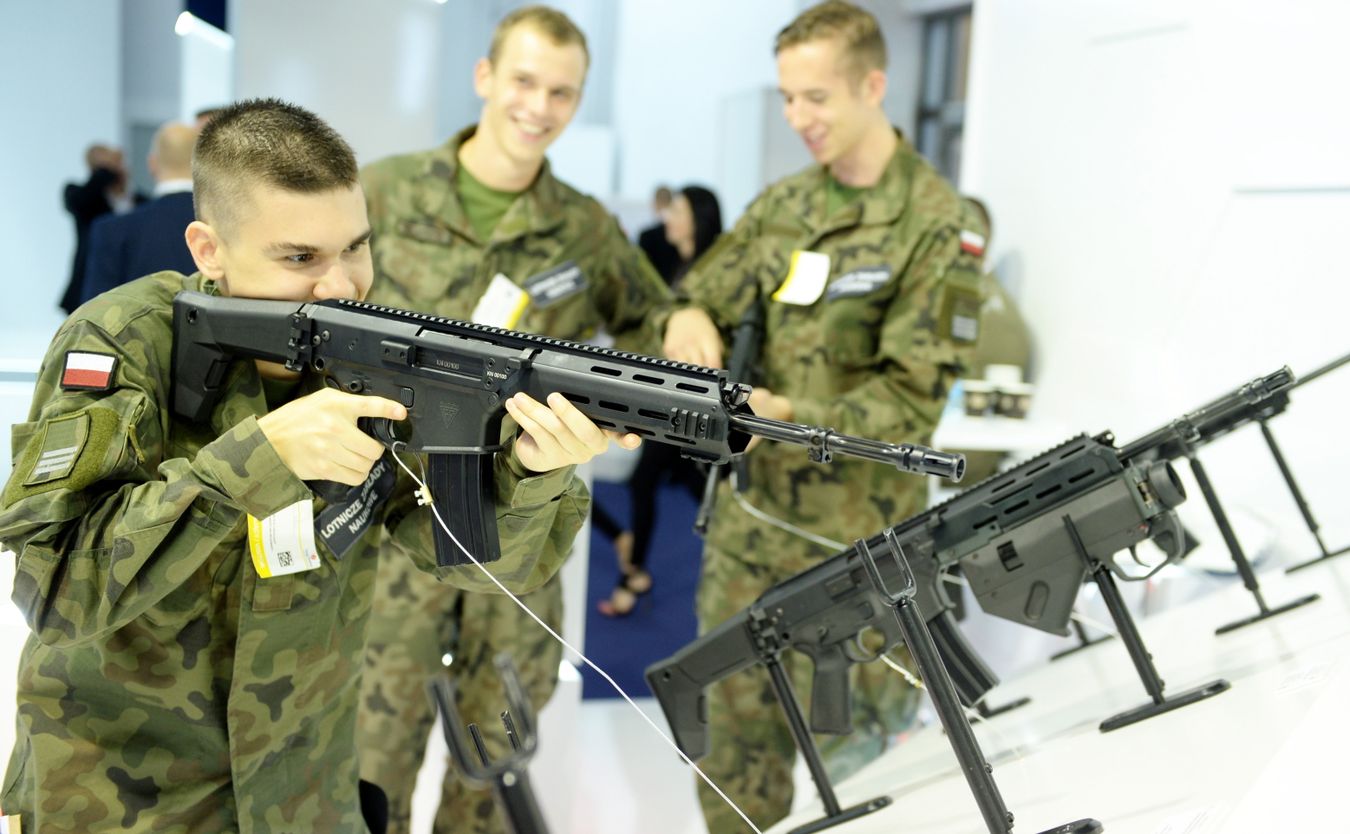Żołnierz z karabinem Grot (karabin MSBS-5,56, czyli modułowy system broni strzeleckiej kaliber 5,56 mm)