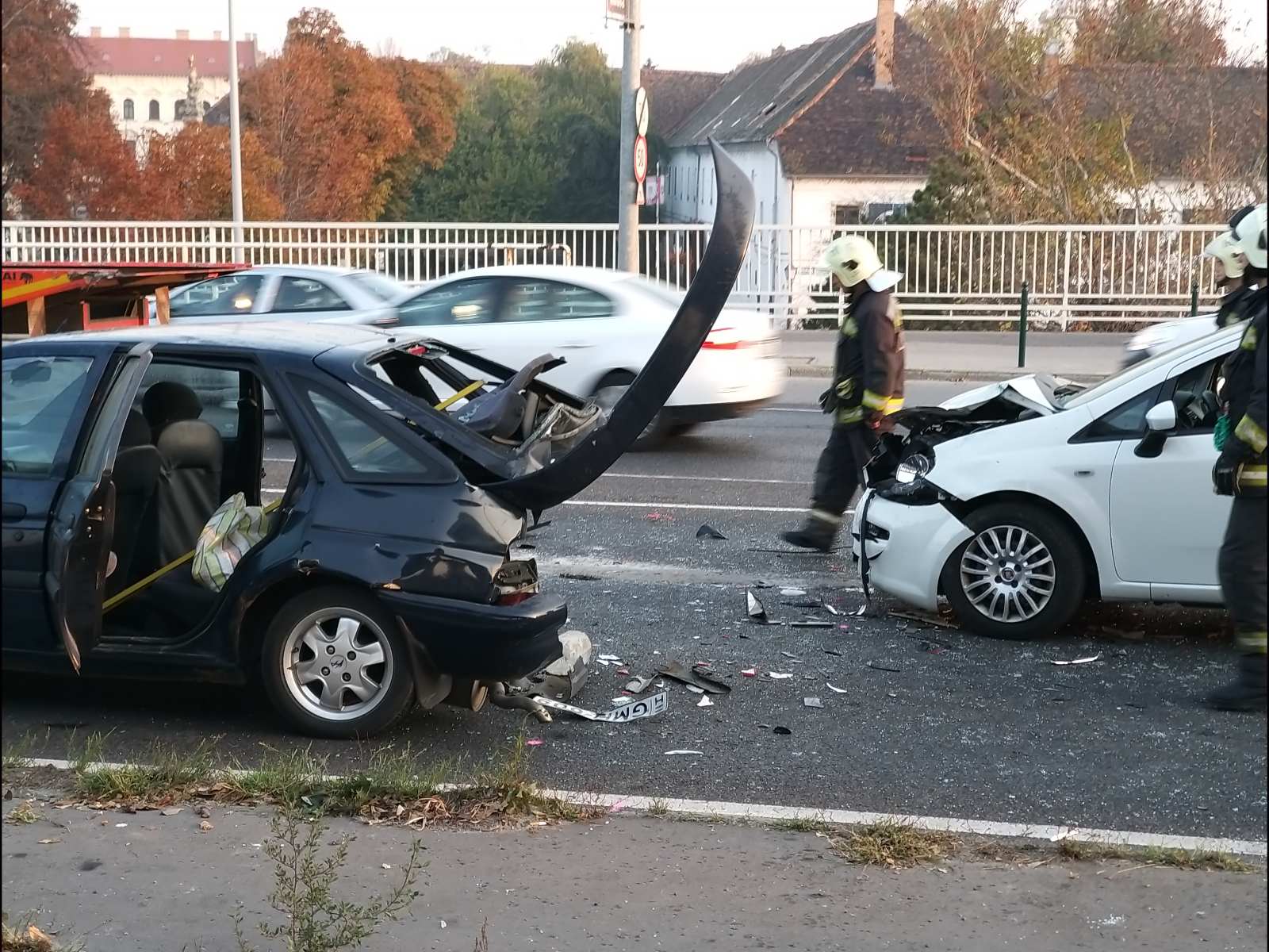 Brutális baleset az Árpád hídnál: teljesen összetörtek az ütköző kocsik -  helyszíni képek - Blikk
