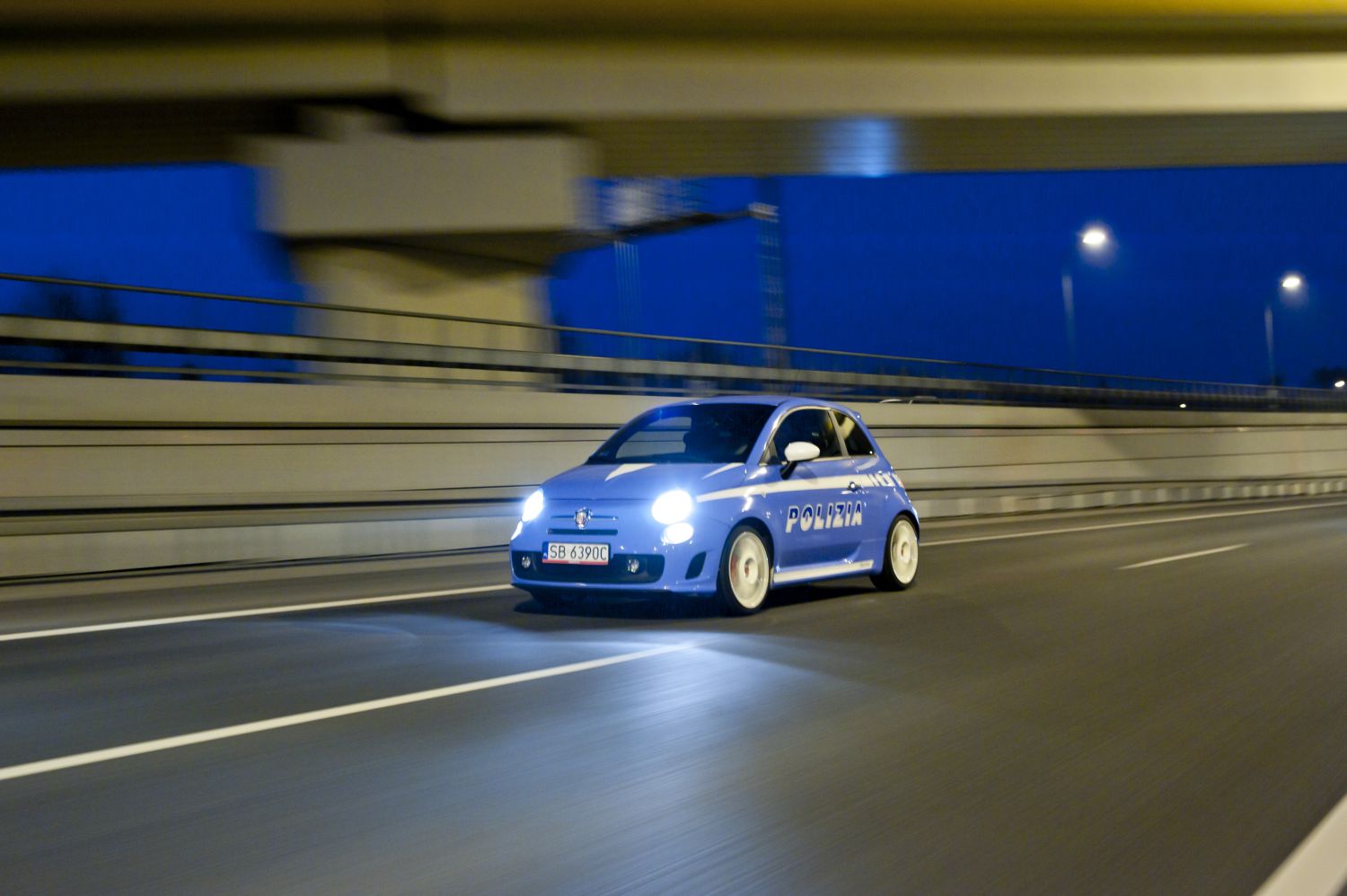 Na niskich obrotach silnik nie daję po sobie poznać, jaki potencjał w nim drzemie. Po instalacji pakietu Esseesse seryjnie oferowany Abarth 500 z doładowanym silnikiem 1,4 T-Jet 135 KM zyskał na mocy do 160 KM!