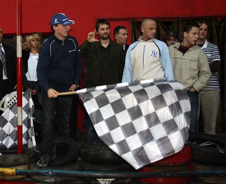 KRAKOW TOR GOKARTOWY PREZENTACJA BMW SAUBER I CERTINANA ZDJECIU KIEROWCA F1 ROBERT KUBICA JEZDZI GOKARTEM16 11 2006FOT TOMASZ JAGODZINSKI AGENCJA KRAKFOTO