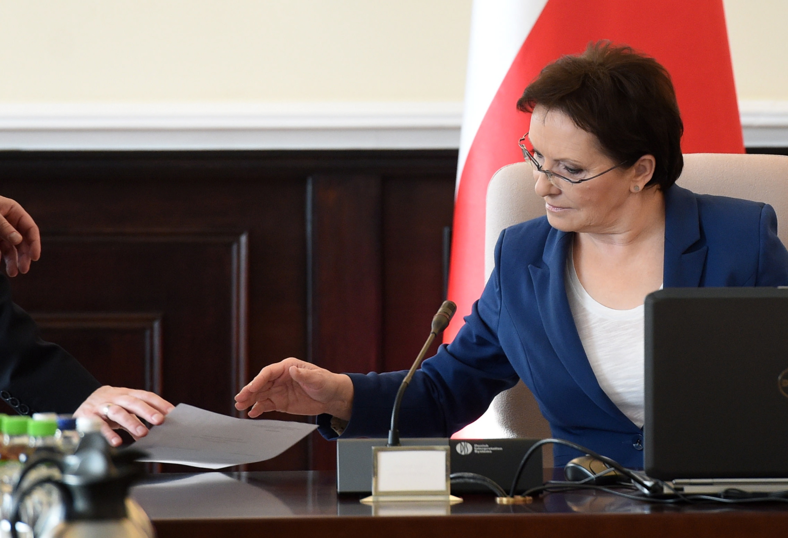 Jeden z najpopularniejszych i ulubionych chwytów w dyskursie publicznym. Na czym polega? Jedna ze stron wpada na pomysł wprowadzenia do umowy warunku, który będzie nie do zaakceptowania dla drugiej. Upiera się przy nim, grozi zerwaniem rozmów, jeśli nie zostanie spełniony. Ostatecznie, po przeciągających się negocjacjach, decyduje się od niego odstąpić, ale jednocześnie żąda wymiernych ustępstw. <b> Przykład: </b> Jeszcze przez rozpoczęciem rozmów w Brukseli Polska sabotowała ustalanie jakiegokolwiek nowego celu zbijania emisji CO 2 po 2020 r., a Ewa Kopacz mówiła wprost: Nie wykluczam weta. (Także wcześniej premier w swoim expos é , zapewniała, że polski rząd nie zgodzi się na zapisy, które skutkowałyby większymi kosztami dla gospodarki i wyższymi cenami energii w Polsce). Ostatecznie jednak z prawa weta nie skorzystała, co w opinii wielu dyplomatów uznane zostało za spore osiągnięcie Brukseli. - <i>Ewa Kopacz nie musiała z niczego rezygnować, a uzyskała dla Polski znaczne korzyści -</i> zwraca z kolei uwagę dr Olgierd Annusewicz.