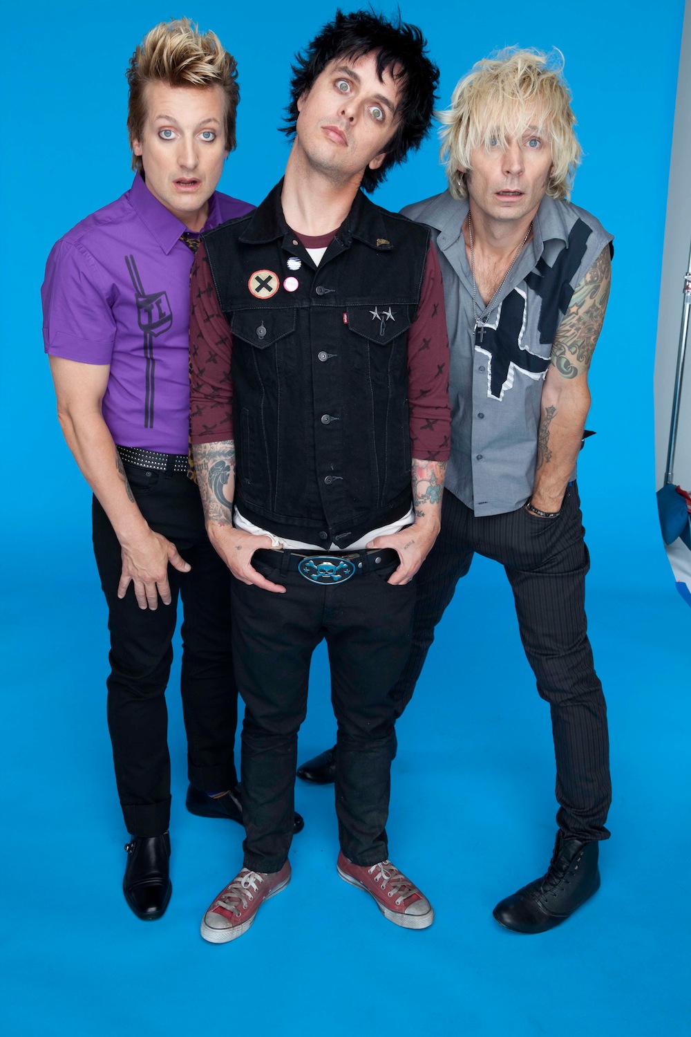 Muzycy przeżywali ostatnio trudne chwile. Billie Joe Armstrong trafił na odwyk po niesławnym występie zespołu na festiwalu iHeartRadio w Los Angeles. Gdy muzykom powiedziano, że muszą skończyć występ, wokalista wpadł w szał: – Jedna minuta?! Dajecie mi jedną minutę?! – krzyczał do mikrofonu wyraźnie pijany, gdy na telebimie pokazującym muzykom ile czasu zostało do końca ich występu, zobaczył napis