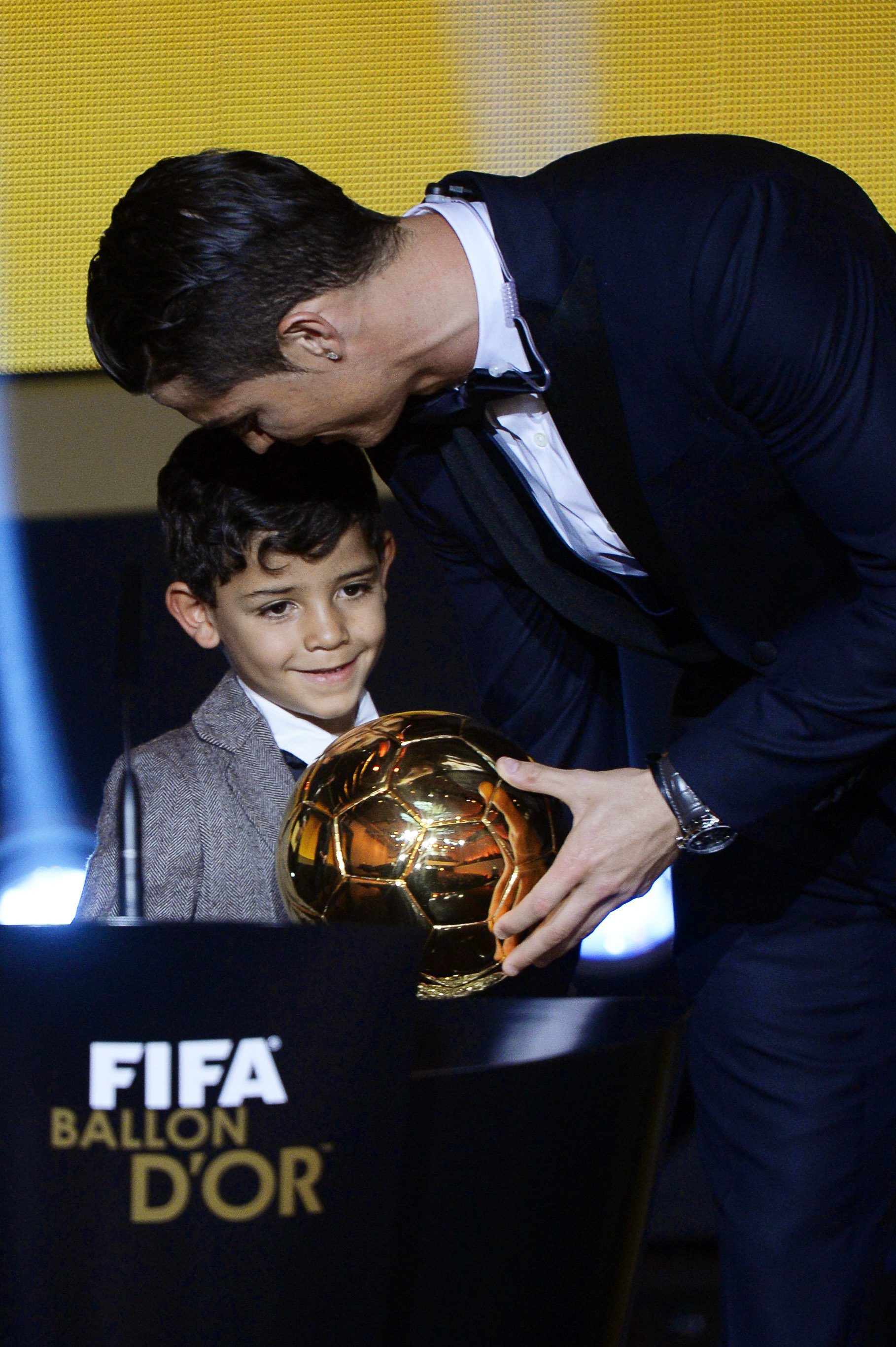 Cristiano Ronaldo Złotą Piłkę FIFA odbierał w asyście rodziny