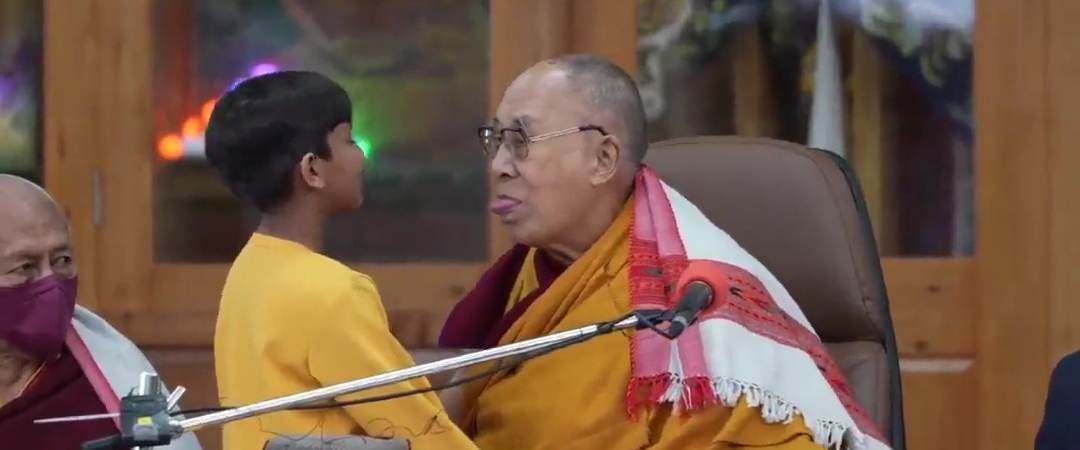 El is van felejtve? Bocsánatot kért a dalai láma, amiért arra utasított egy kisfiút, hogy szopogassa a nyelvét