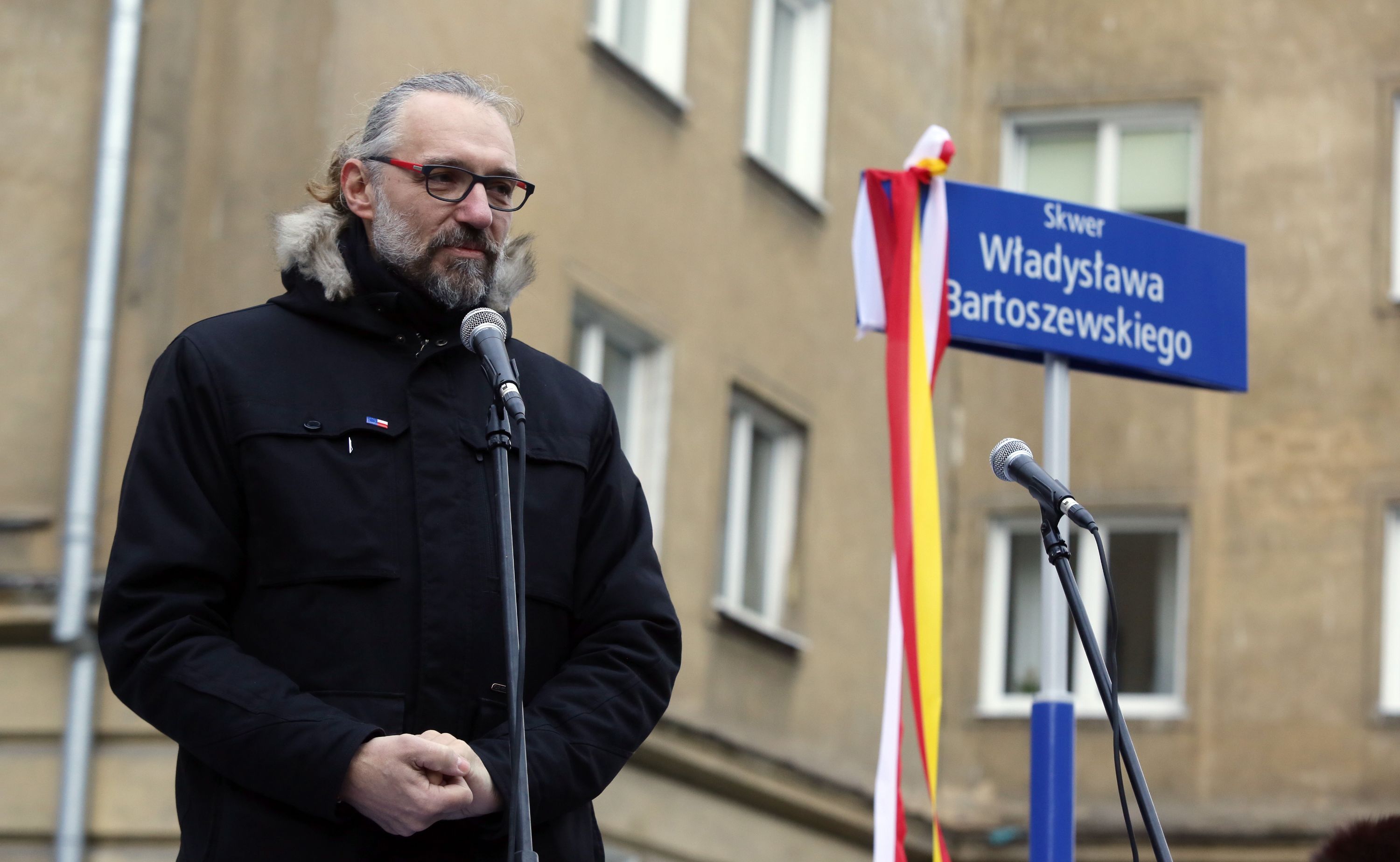 Lider Komitetu Obrony Demokracji Mateusz Kijowski przemawia do uczestników uroczystości.