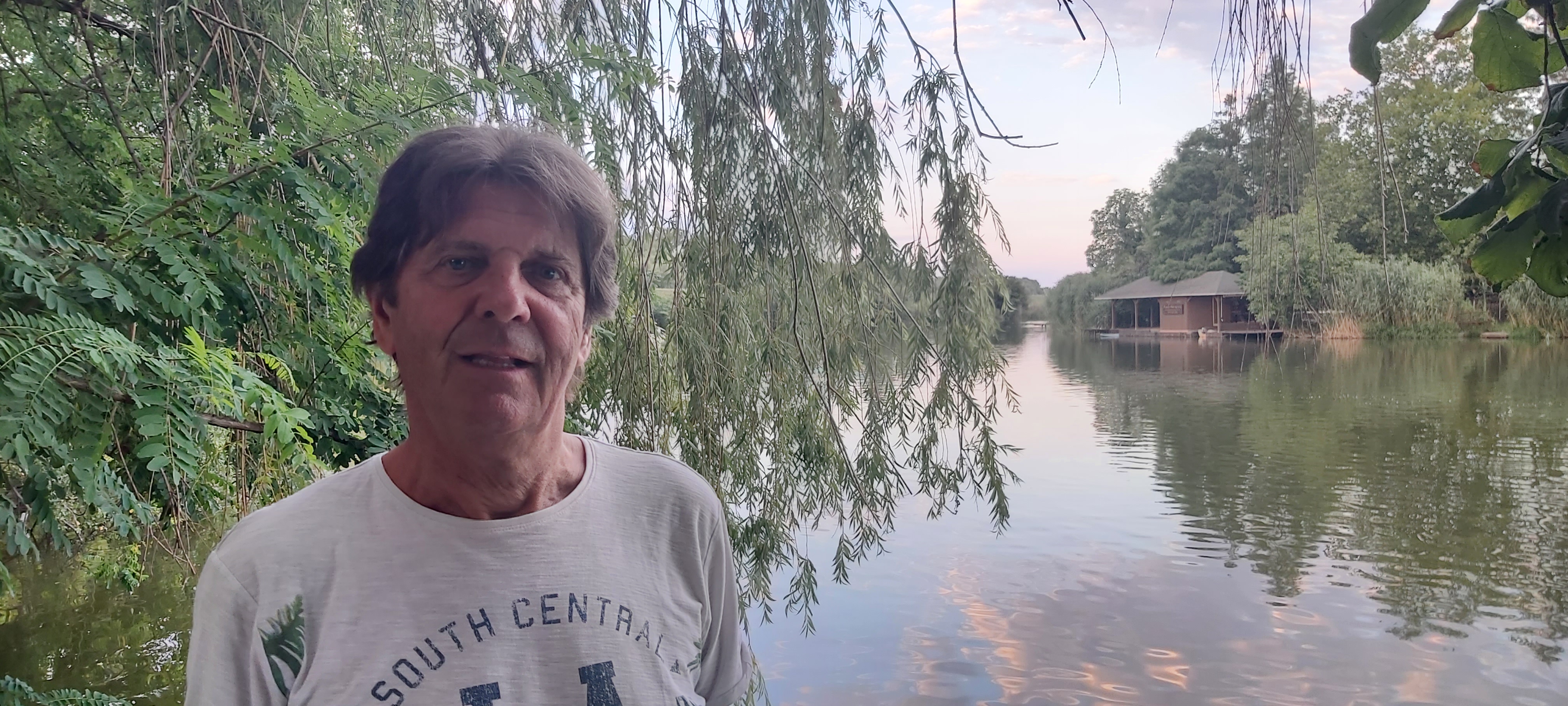 Szörnyű autóbalesetet szenvedett az István, a király sztárja: a szemközti sávba repült át, egy buszmegálló állította meg a színész kocsiját