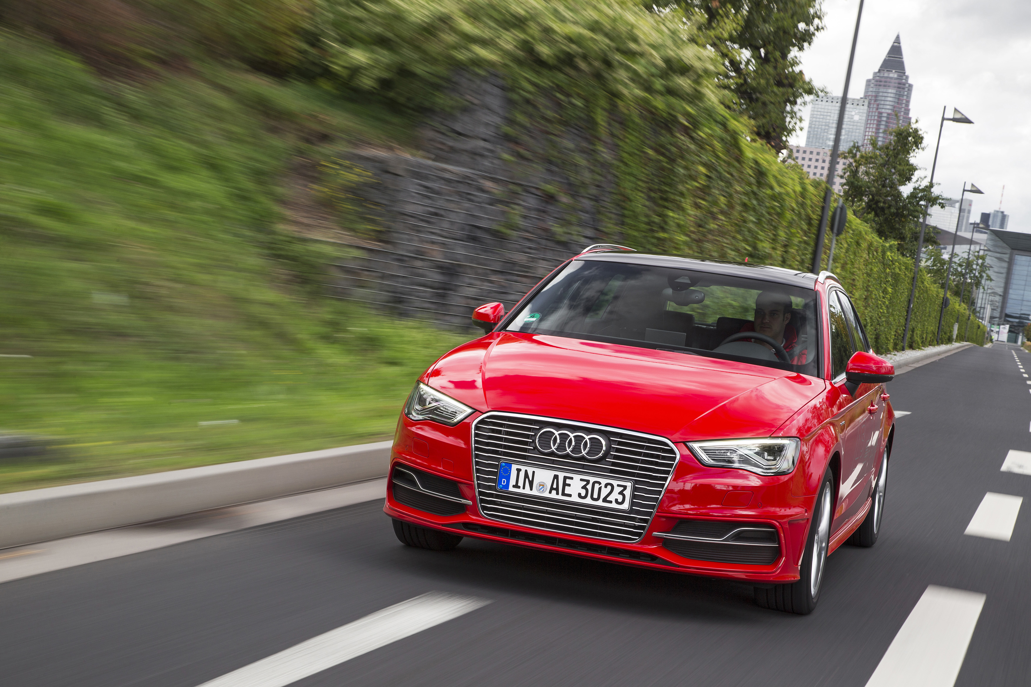 Nowe audi A3 sportback e-tron w wersji wyposażeniowej attraction kosztuje od 172 870 zł. Auto można na razie kupić tylko w jednym salonie w Polsce - Audi-Porsche w Warszawie przy ul. Połczyńskiej 111.