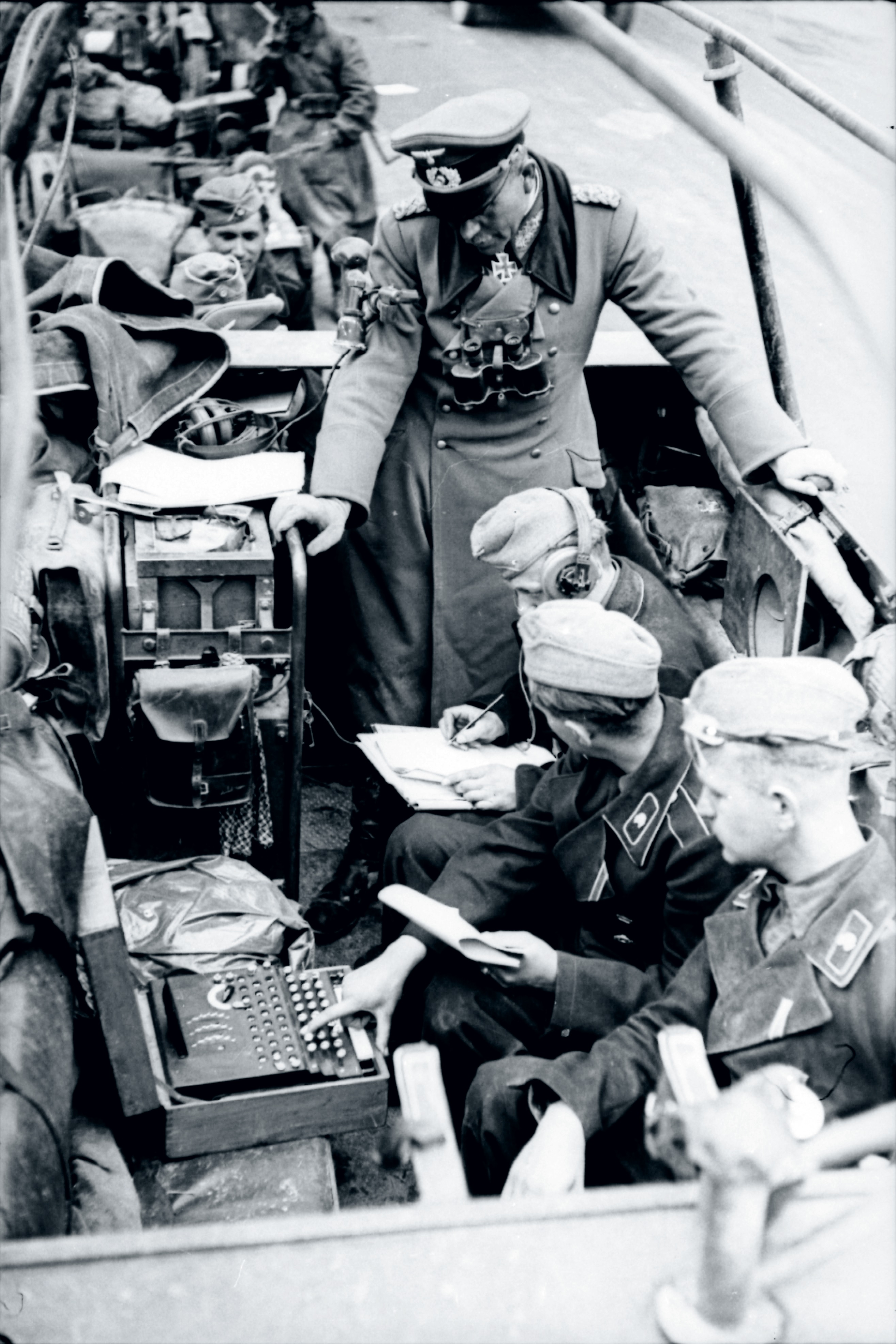 Generał Heinz Guderian na stanowisku dowodzenia wraz z szyfrantami obsługującymi Enigmę, kampania francuska 1940 r.