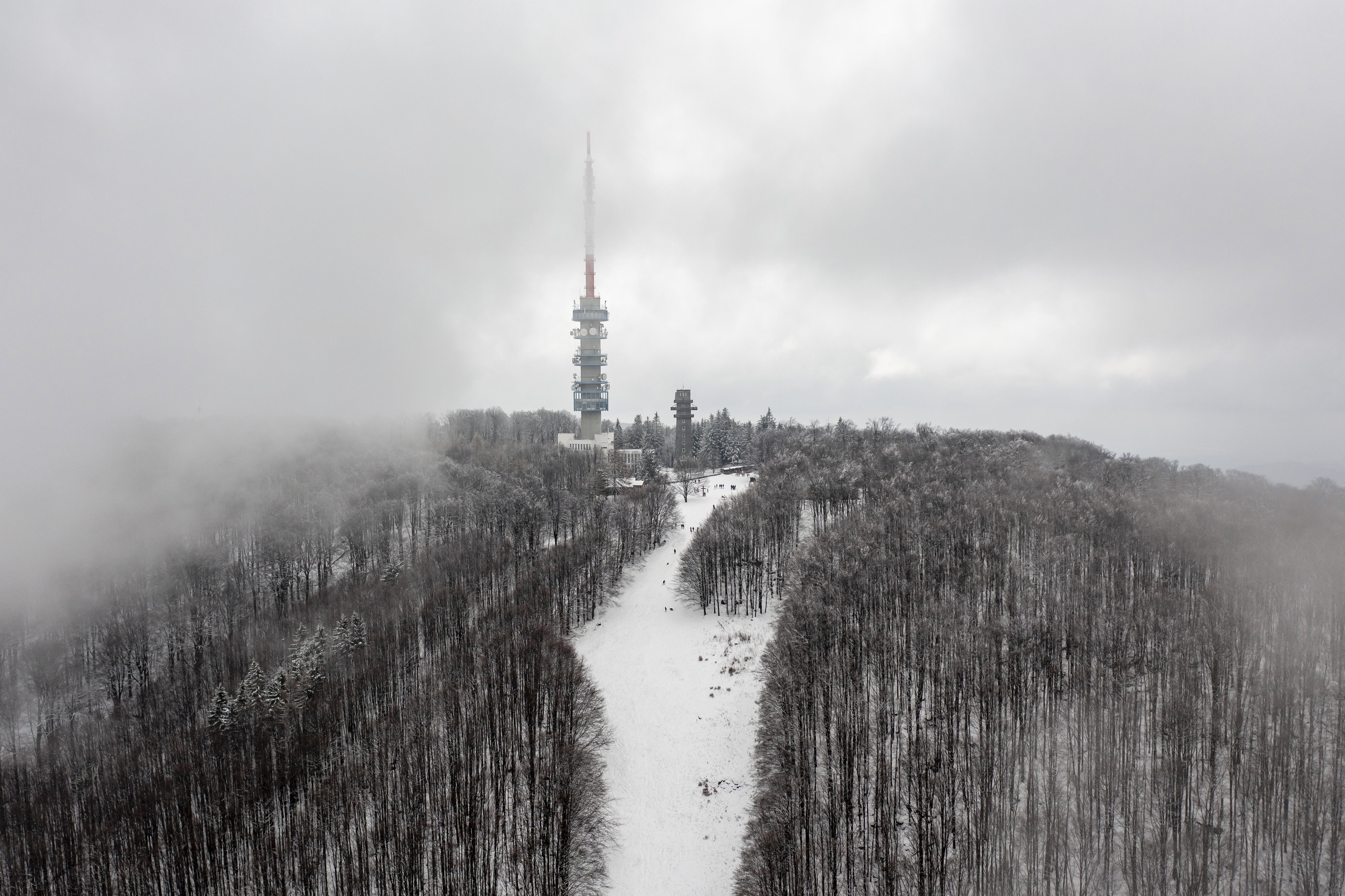 Furcsa de gyönyörű: téli táj fogadta reggel a látogatókat a Kékestetőn – fotókon a húsvéti havas táj