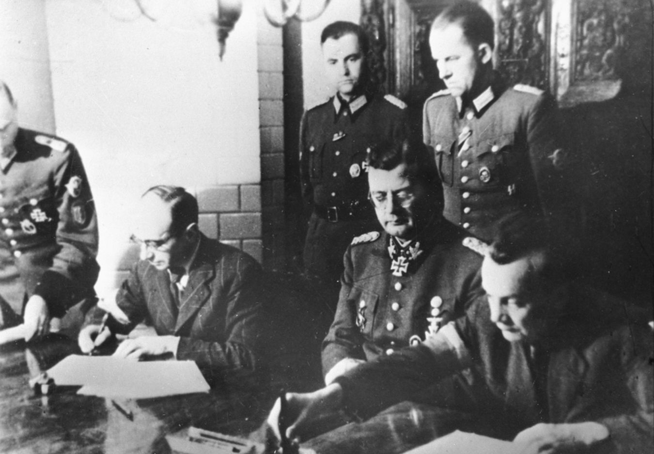 Podpisanie aktu kapitulacji Powstania Warszawskiego. Na zdjęciu widoczny Erich von dem Bach-Zelewski