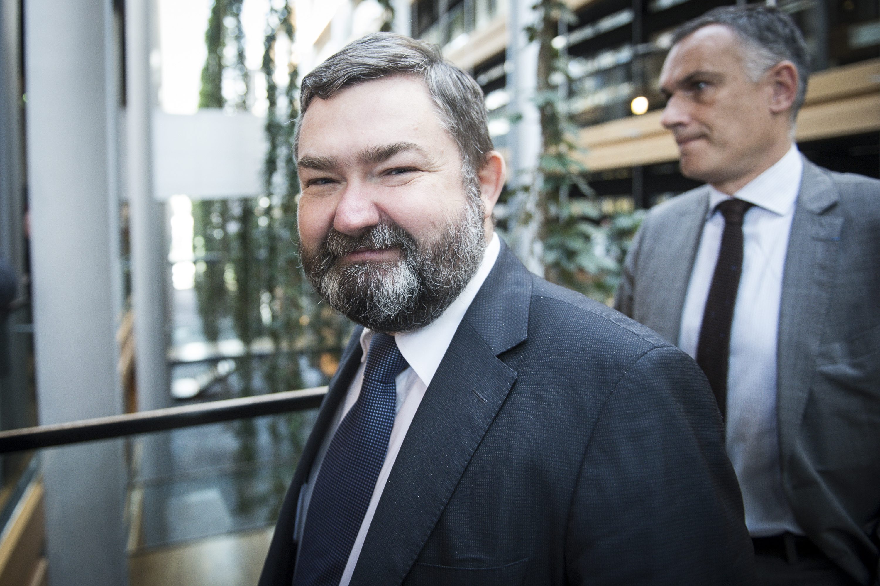 Europoseł deklaruje, że posiada oszczędności w wysokości ok. 330 tys. zł., 6 tys. euro. 14,7 tys. dolarów, 13, tys. franków i 10 funtów. Ma dom 42 m2 o wartości 70 tys. zł. Mieszkania o powierzchni 24 m2 - wartość 200 tys. zł. 48 m2 - ok. 400 tys. zł i 27 m2 - ok. 210 tys. zł. 100 m2 - wartość ok. 800 tys. zł. <a href=