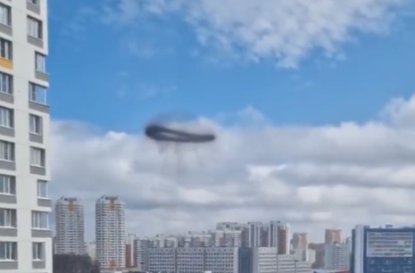 Rejtélyes fekete kör jelent meg Moszkva felett – videó