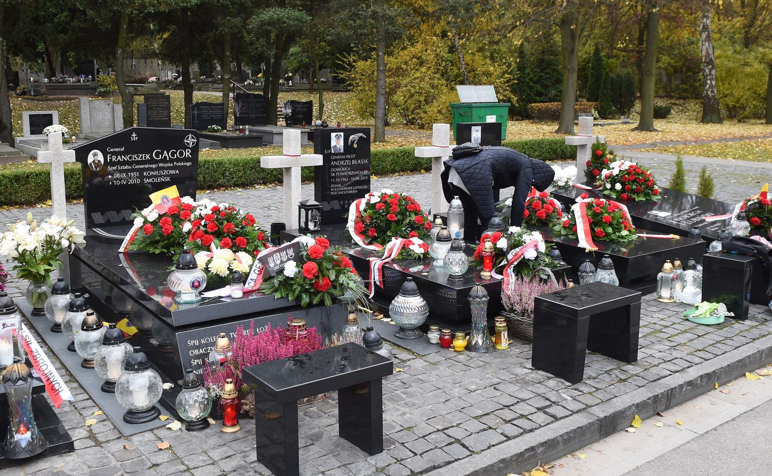 W kwaterze smoleńskiej na warszawskich Powązkach znajdują się nagrobki 28 osób. Są to: gen. Andrzej Błasik, gen. Franciszek Gągor, Grażyna Gęsicka, gen. Kazimierz Gilarski, Przemysław Gosiewski, ppłk Robert Grzywna, Mariusz Handzlik, ks. Roman Indrzejczyk, kpt. Paweł Janeczek, Dariusz Jankowski, Natalia Januszko, Mariusz Kazana, Janusz Krupski, Wojciech Lubiński, Barbara Maciejczyk, Barbara Mamińska, Stefan Melak, ppor. Andrzej Michalak, mjr Dariusz Michałowski, Stanisław Mikke, por. Piotr Nosek, Andrzej Przewoźnik, Sławomir Skrzypek, Władysław Stasiak, ppor. Jacek Surówka, Aleksander Szczygło, Jolanta Szymanek-Deresz i Izabela Tomaszewska. <BR><BR> W monument wkomponowana jest również tablica przykrywająca urnę z prochami szczątków odnalezionych na miejscu katastrofy po zakończeniu pogrzebów. Zawiera prochy 12 osób.