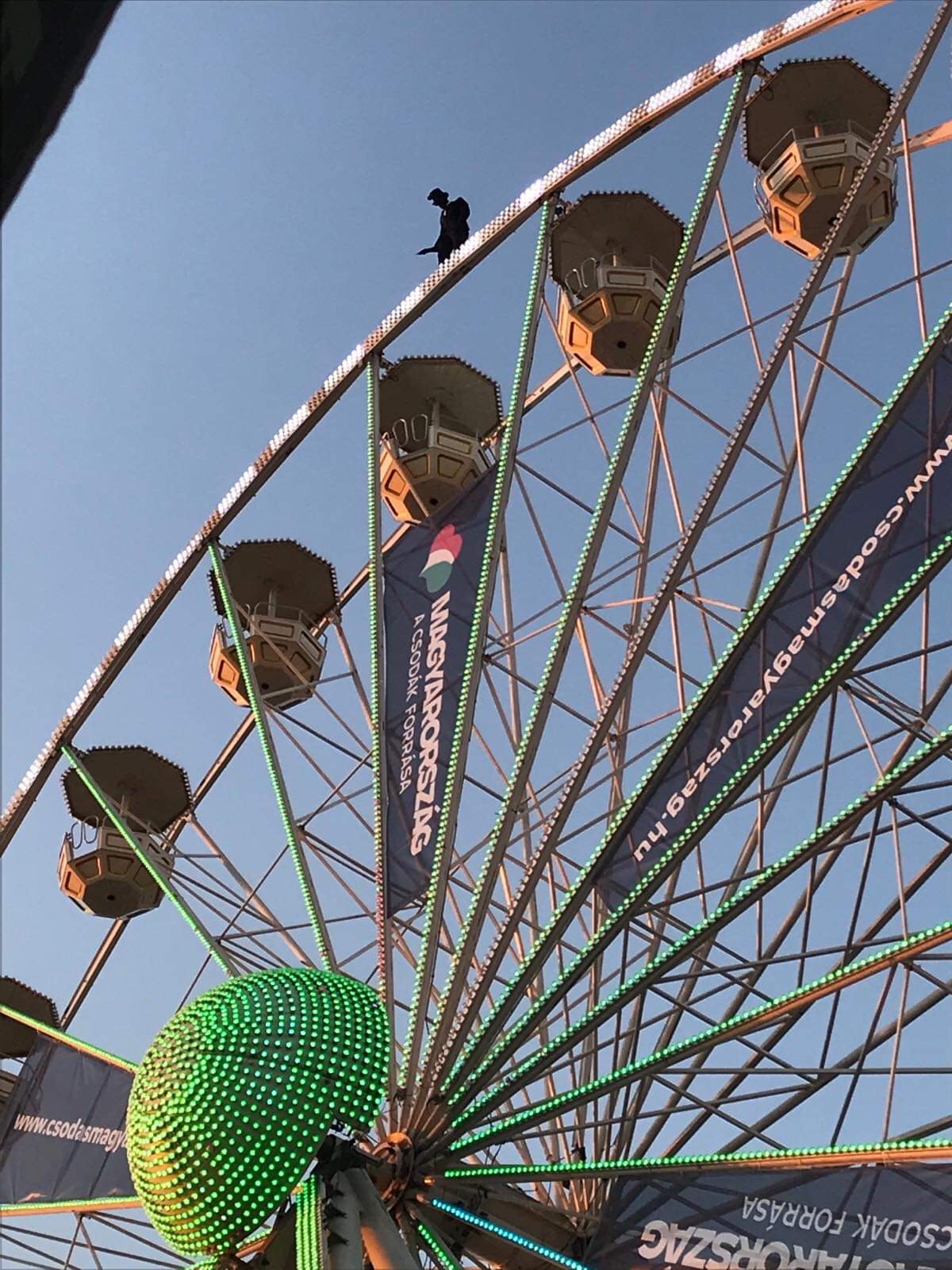 Újra akcióban az Esernyős Ember: most a Strand Fesztivál óriáskerekének  tetején jelent meg - fotó - Blikk