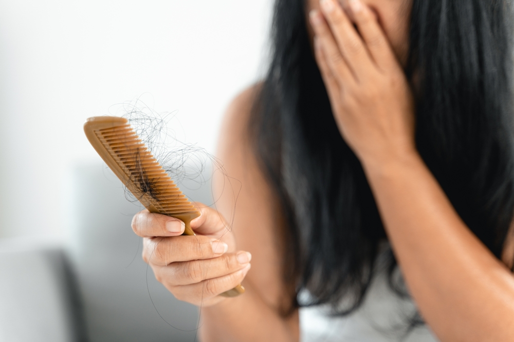Soy una mujer de 37 años con diabetes y se me cae mucho el cabello, ¿qué debo hacer al respecto?
