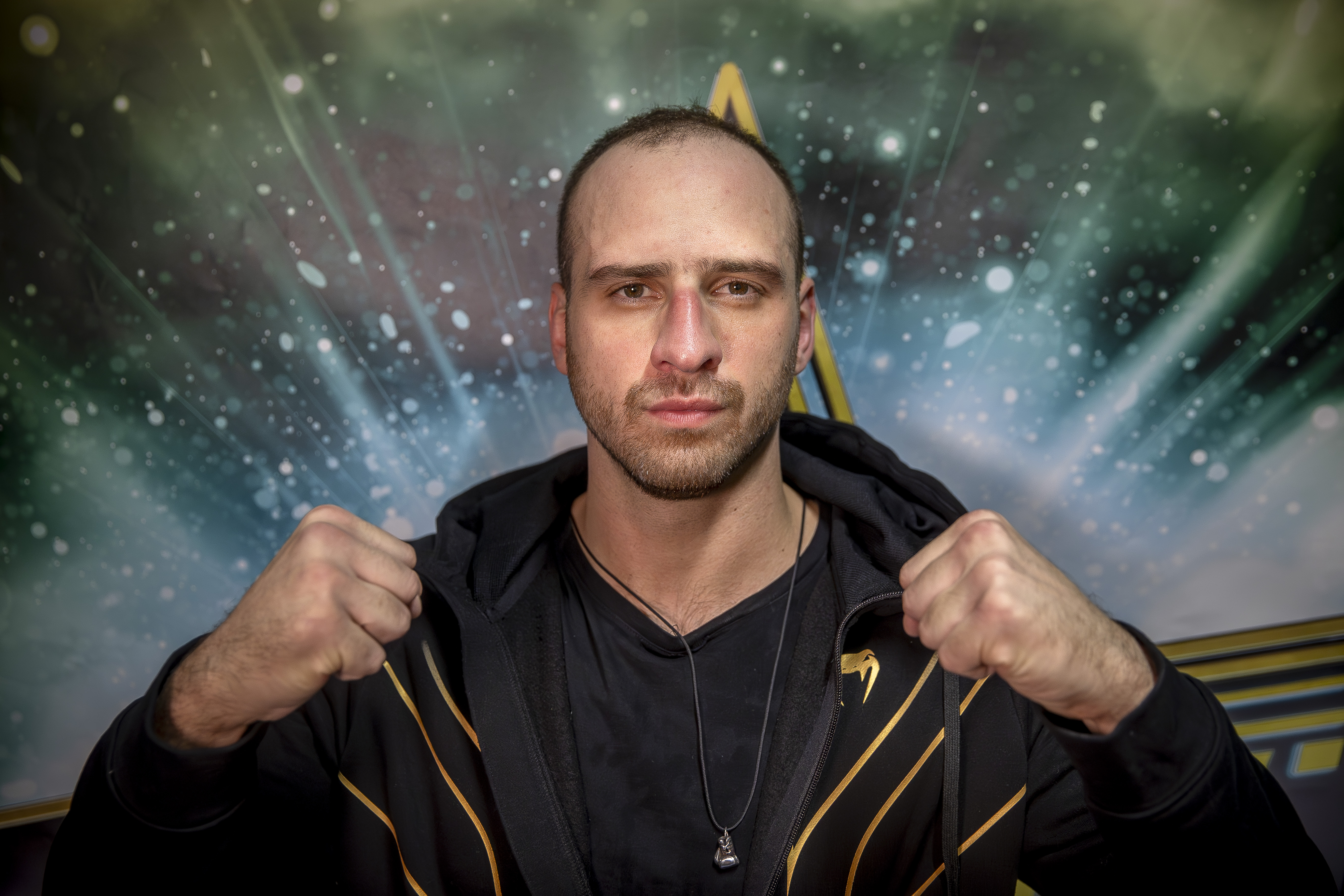 Véresen komolyan veszi a színházat Brasch Bence: fotón a bizonyíték