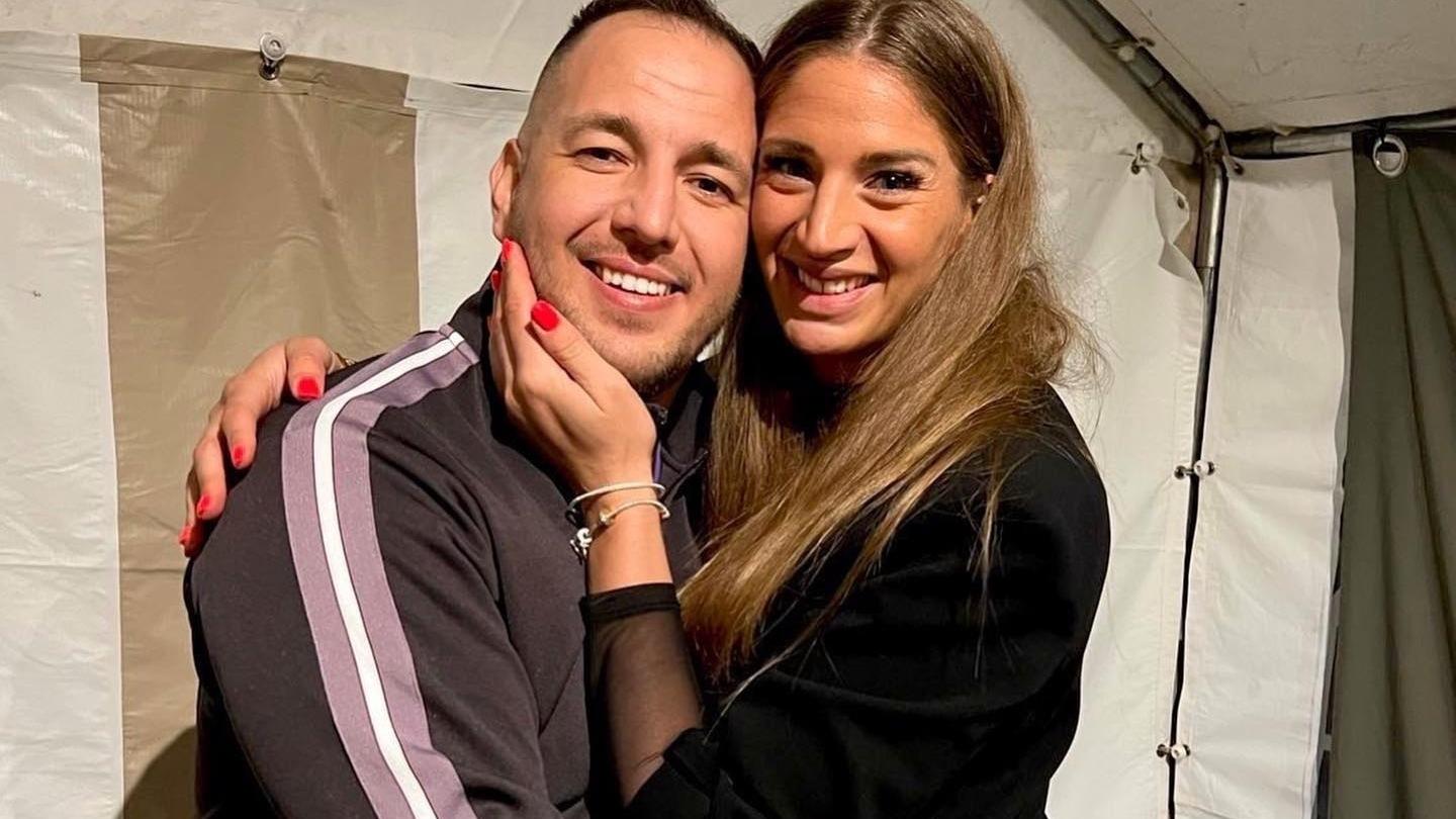 Curtis és Judy szintet lépnek: kisbabát és esküvőt terveznek – videó