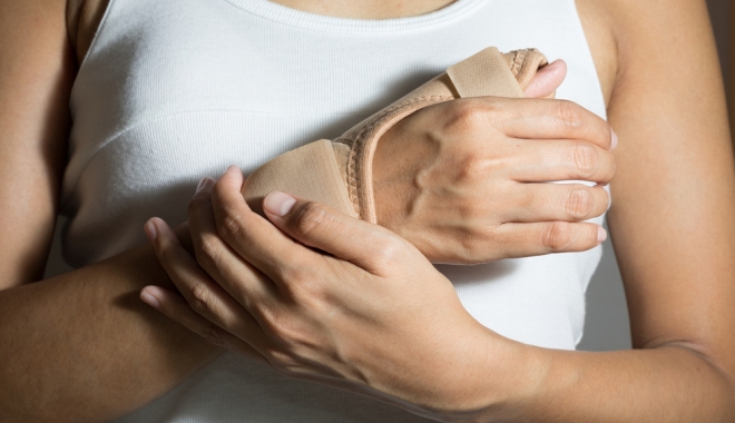 Csuklófájdalom és görcs a kézben: így kezelheti az ínhüvely-gyulladást |  EgészségKalauz