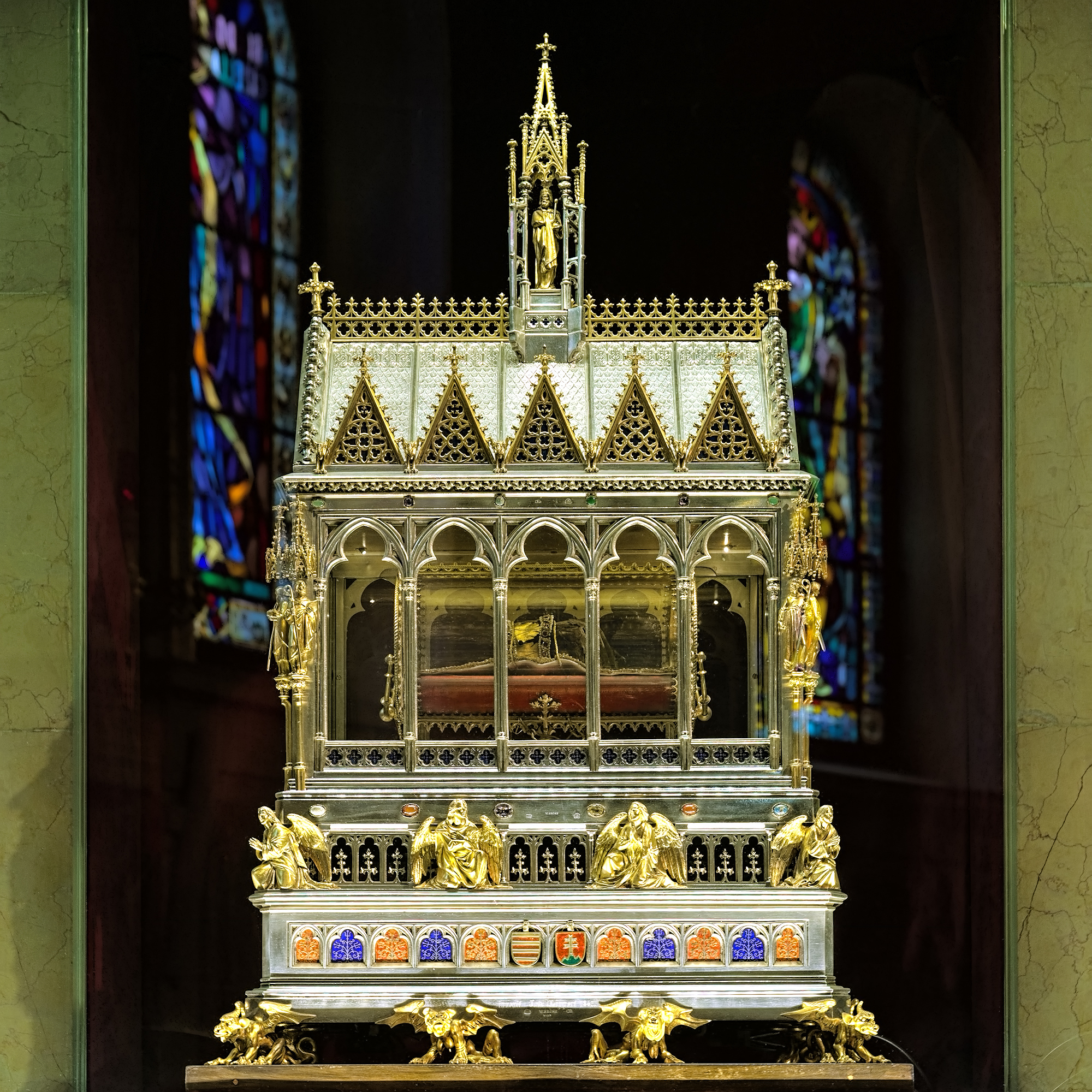 Utódai ajándékként osztogatták Szent István király maradványait