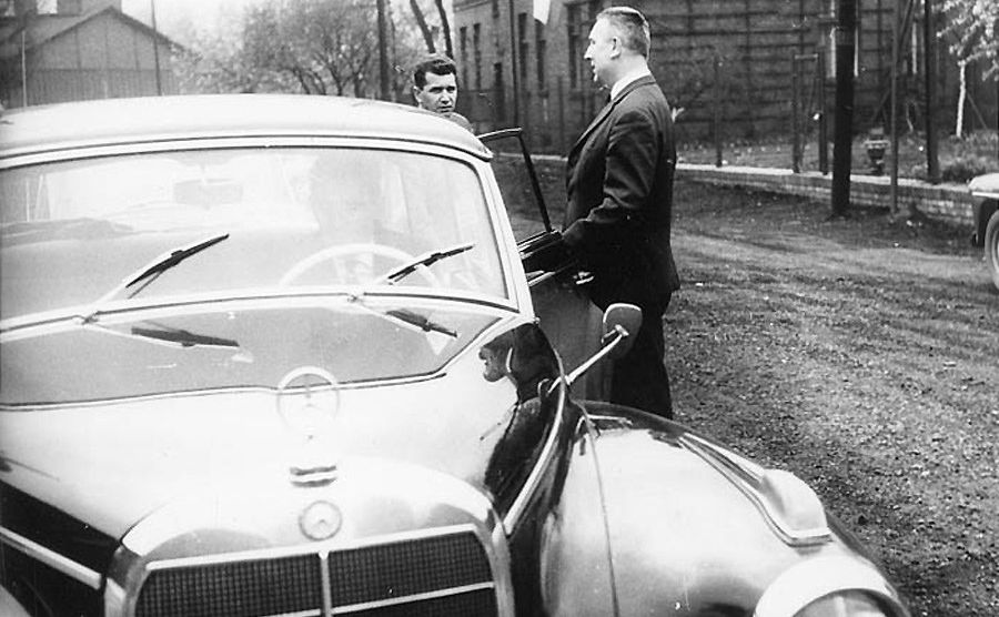 - Jednym z takich spektakularnych przykładów jest mercedes 300d zwany Adenauerem od nazwiska kanclerza Niemiec, który jeździł takim autem od początku jego produkcji. U nas Adenauery odbyły 12-letnią służbę w strukturach państwa, wożąc najważniejszych partyjnych oficjeli, w tym Gierka, Cyrankiewicza i Gomułkę, w podróże służbowe po Polsce, jak i podczas oficjalnych wydarzeń - mówi dziennik.pl Michał Wróbel, dyrektor domu aukcyjnego Andor Auctions, który wystawi ten samochód na licytację.