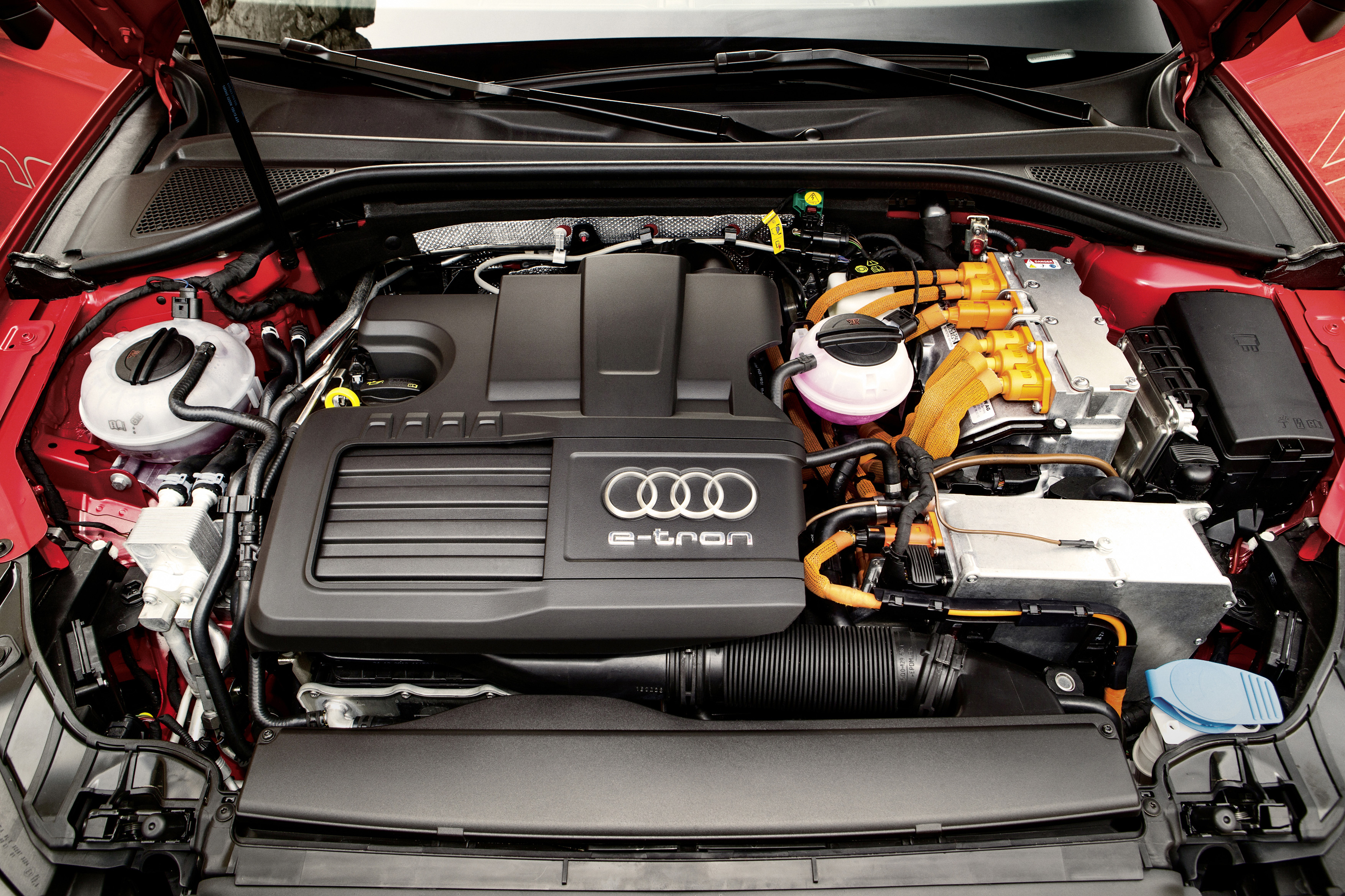 Napęd nowego audi A3 sportback e-tron to duet jednostki spalinowej i silnika elektrycznego o mocy 75 kW i momencie obrotowym 330 Nm. Turbobenzynowe 1.4 TFSI generuje pokaźne 250 Nm i 150 KM. Całkowita moc tego systemu wynosi 204 KM i 350 Nm (w tym wypadku wartości się nie sumują). Za przeniesienie napędu na koła odpowiada sześciostopniowy, dwusprzęgłowy automat. Osiągi? Spalanie?