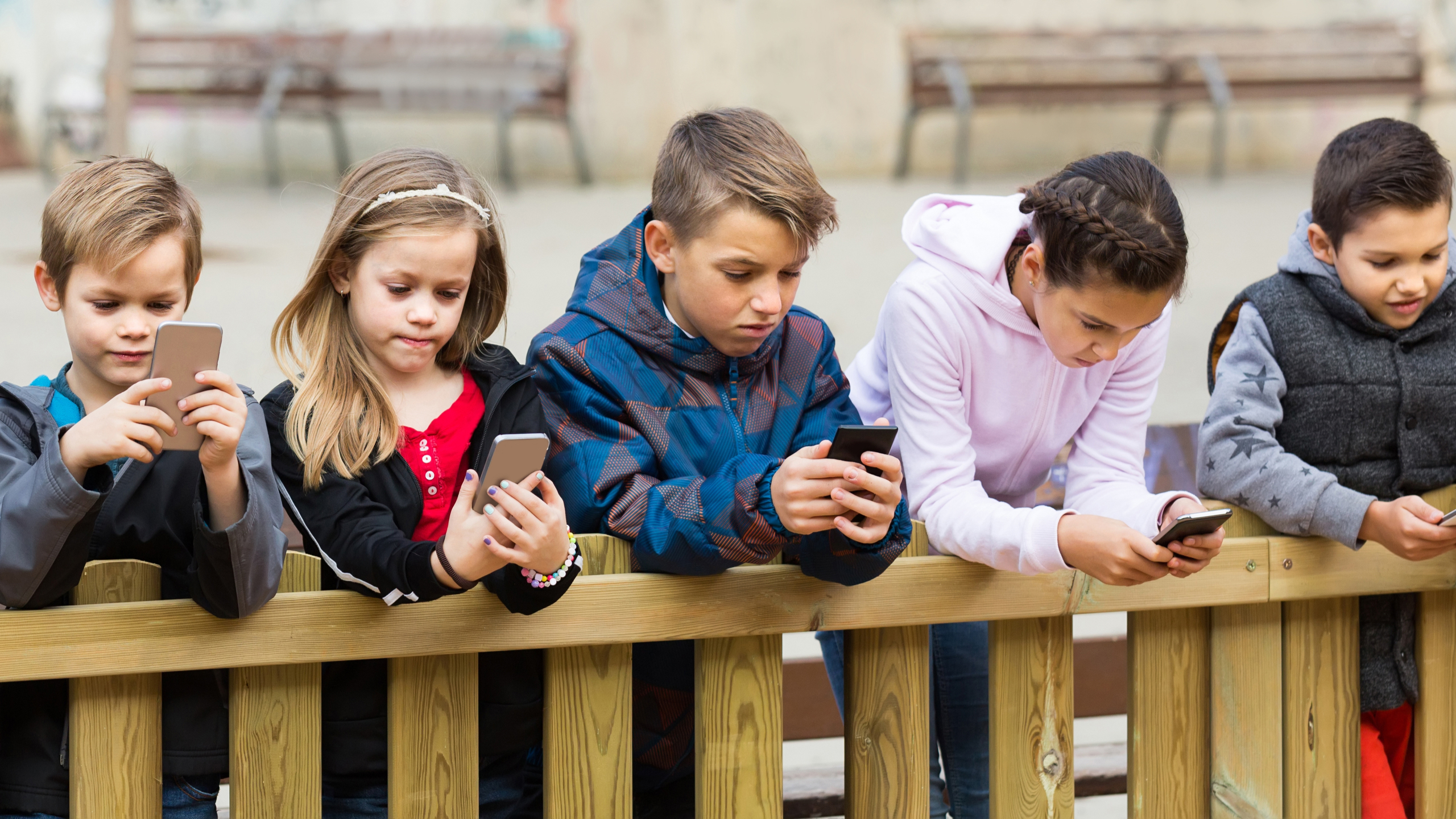 Az okostelefon az új pálinkás cumi - ezt teszi a gyerekkel a kütyüzés |  EgészségKalauz