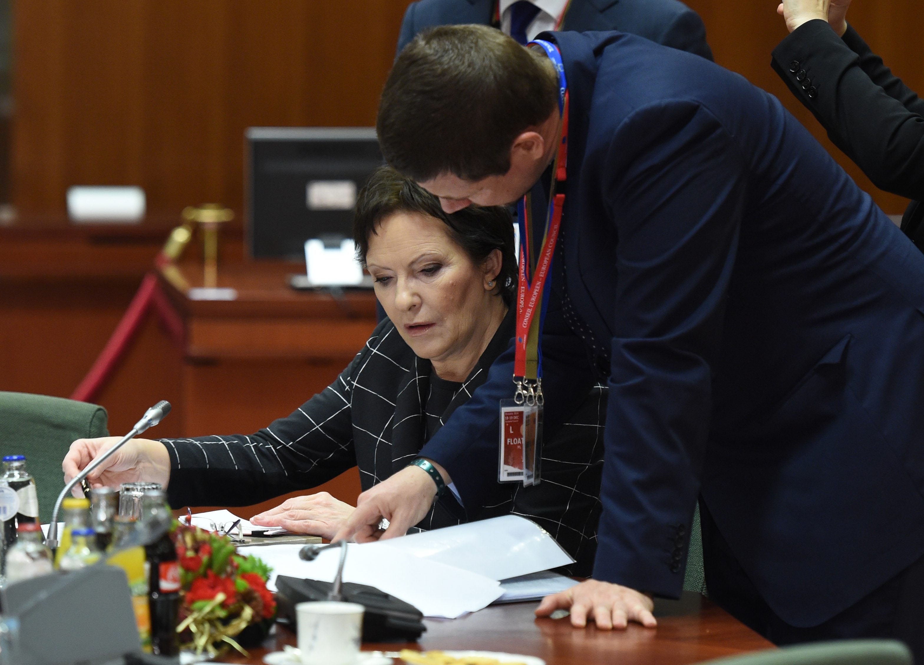 Technika nie bez powodu kolokwialnie zwana jest także skubaniem. Początkowo jedna ze stron przedstawia niezwykle korzystną ofertę, a potem dodaje do niej nowe, ale niewielkie i stosunkowo mało istotne warunki. Nierzadko dzieje się tak już podczas zamykania negocjacji, kiedy porozumienie wydaje się być na wyciągnięcie ręki. Większe jest wtedy prawdopodobieństwo, że druga strona – zmęczona psychicznie – zgodzi się na dodatkowe zapisy, byle tylko sfinalizować porozumienie – zainwestowała przecież swój wysiłek w działanie, a wycofanie się nie będzie oznaczało wyjścia na zero, ale stratę. Jak mówią teoretycy: Rzucasz przynętę i gdy jest branie – ciągniesz do góry, lub: Rzucasz nisko piłkę, tak aby ktoś ją złapał, i potem musiał się wyprostować z piłką w rękach. <b> Przykład: </b> Tym może być zgoda i podpisanie przez Polskę nowego pakietu klimatycznego, na czym zależało Radzie Europejskiej, ale w zamian wywalczenie dla kraju ulg i rekompensat, w tym m.in. prawa do darmowego rozdawnictwa pozwoleń na emisje CO 2 dla polskich elektrowni. W praktyce ma to być gwarancją utrzymania cen energii. Do korzyści zaliczyć można też zapis, że mniej zamożne kraje UE (z PKB poniżej 60 proc. średniej unijnej) – wśród nich Polska – będą mogły przekazywać elektrowniom darmowe pozwolenia na emisję CO 2 do 2030 r. Według źródeł dyplomatycznych Polska energetyka będzie mogła otrzymać pulę darmowych uprawnień o wartości 31 mld zł. (Rzadko mamy do czynienia tylko z jedną techniką, ta bardzo często występuje z inną zwaną