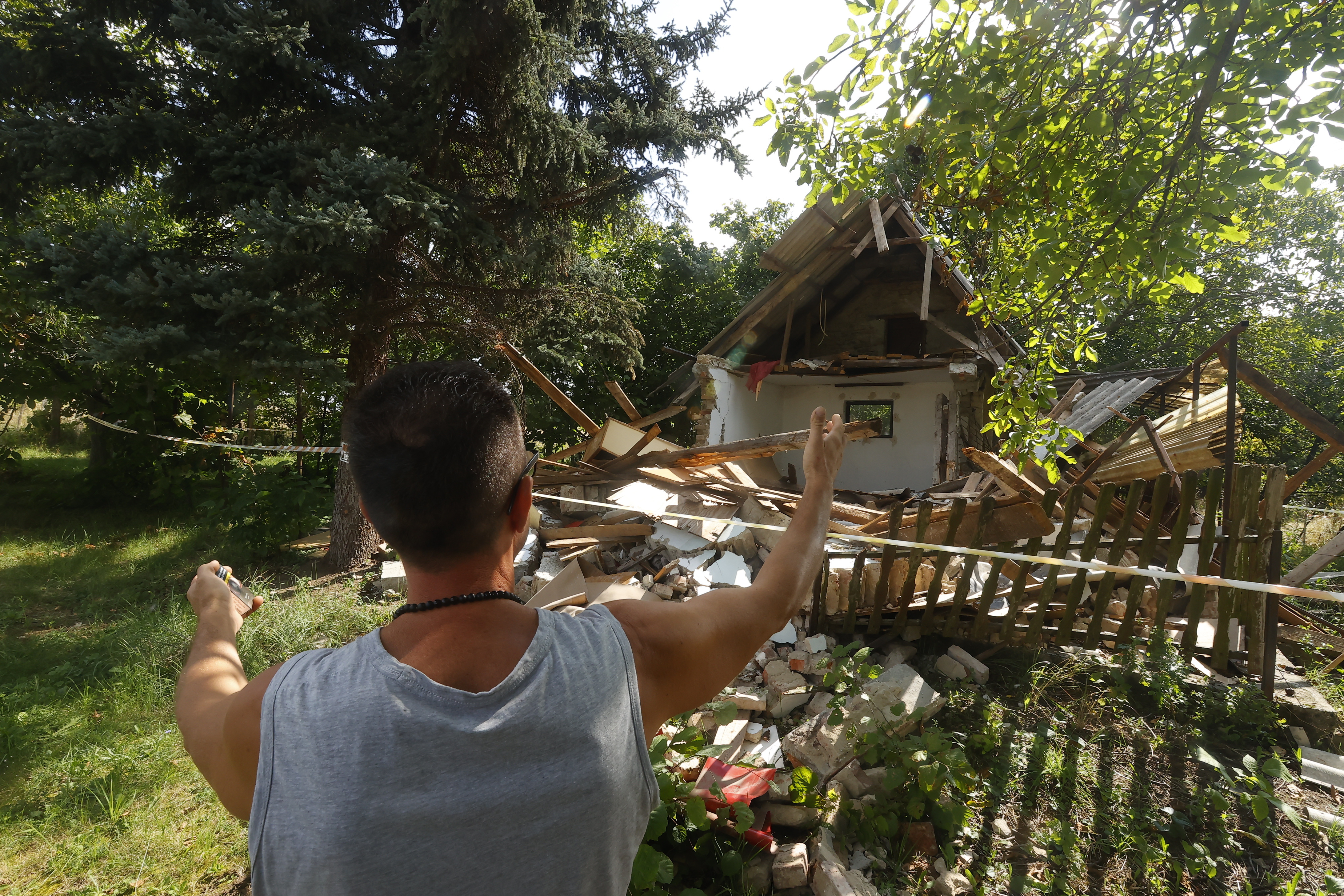 „Bosszúból romboltatták le markolóval a házainkat” – Elővásárlás miatt bukta a földterületet a felbőszült asszony