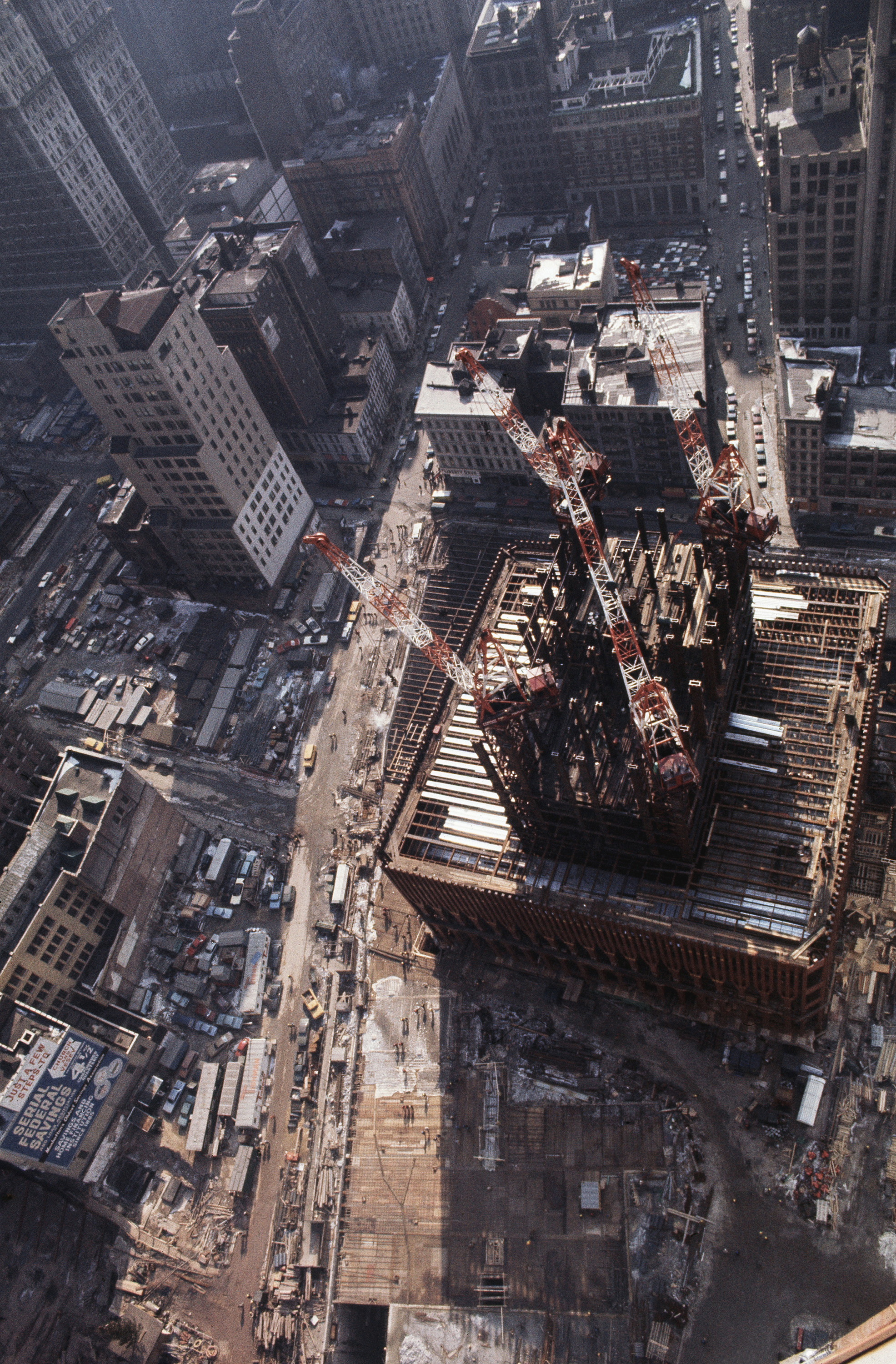 Kompleks WTC został zaprojektowany przez amerykańskiego architekta japońskiego pochodzenia Minoru Yamasakiego, któremu pomagał Antonio Brittiochi...