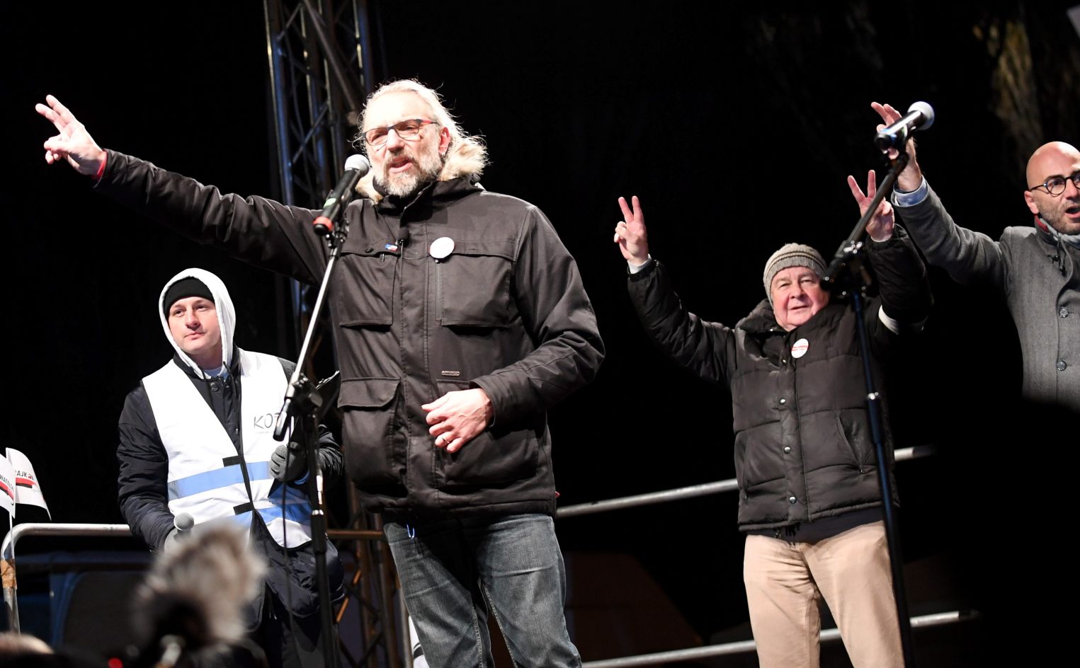 Organizatorzy zasugerowali, że w demonstracji wzięło udział 30 tys. osób. Manifestacja zajęła jedną jezdnię i torowisko tramwajowe w Al. Jerozolimskich. Gdy czoło pochodu było na wysokości ronda przy Dworcu Centralnym, koniec znajdował się przy skrzyżowaniu z ul. Kruczą.
<BR><BR>
Przy tym właśnie skrzyżowaniu czekała kontrdemonstracja Związku Osób Represjonowanych w Stanie Wojennym. Obie grupy oddzielał kordon policjantów. Starły się one ze sobą jedynie słownie, nie było incydentów.
<BR><BR>
Przeciwnicy KOD skandowali