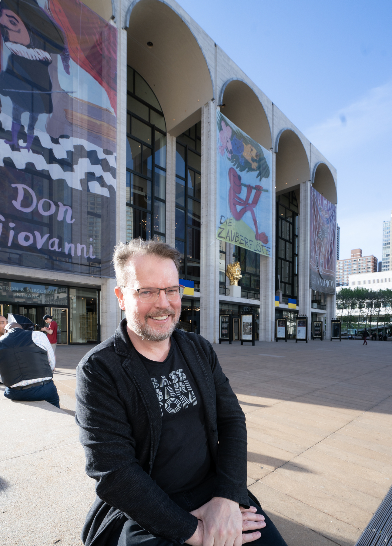 Tomasz Konieczny przed budynkiem Metropolitan Opera w Nowym Jorku, 7 maja 2023 r.