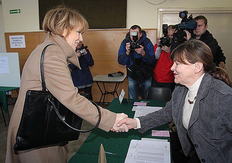 Zdanowska w lokalu wyborczym