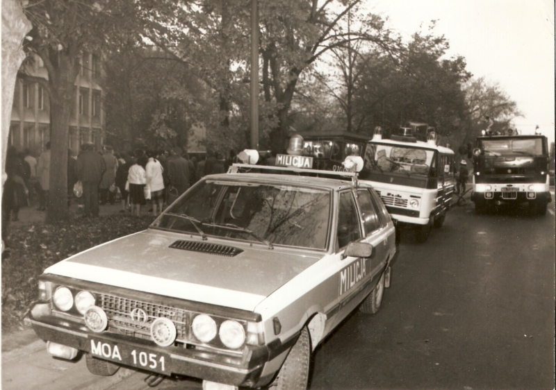 Milicyjny polonez, a za nim żuk i star