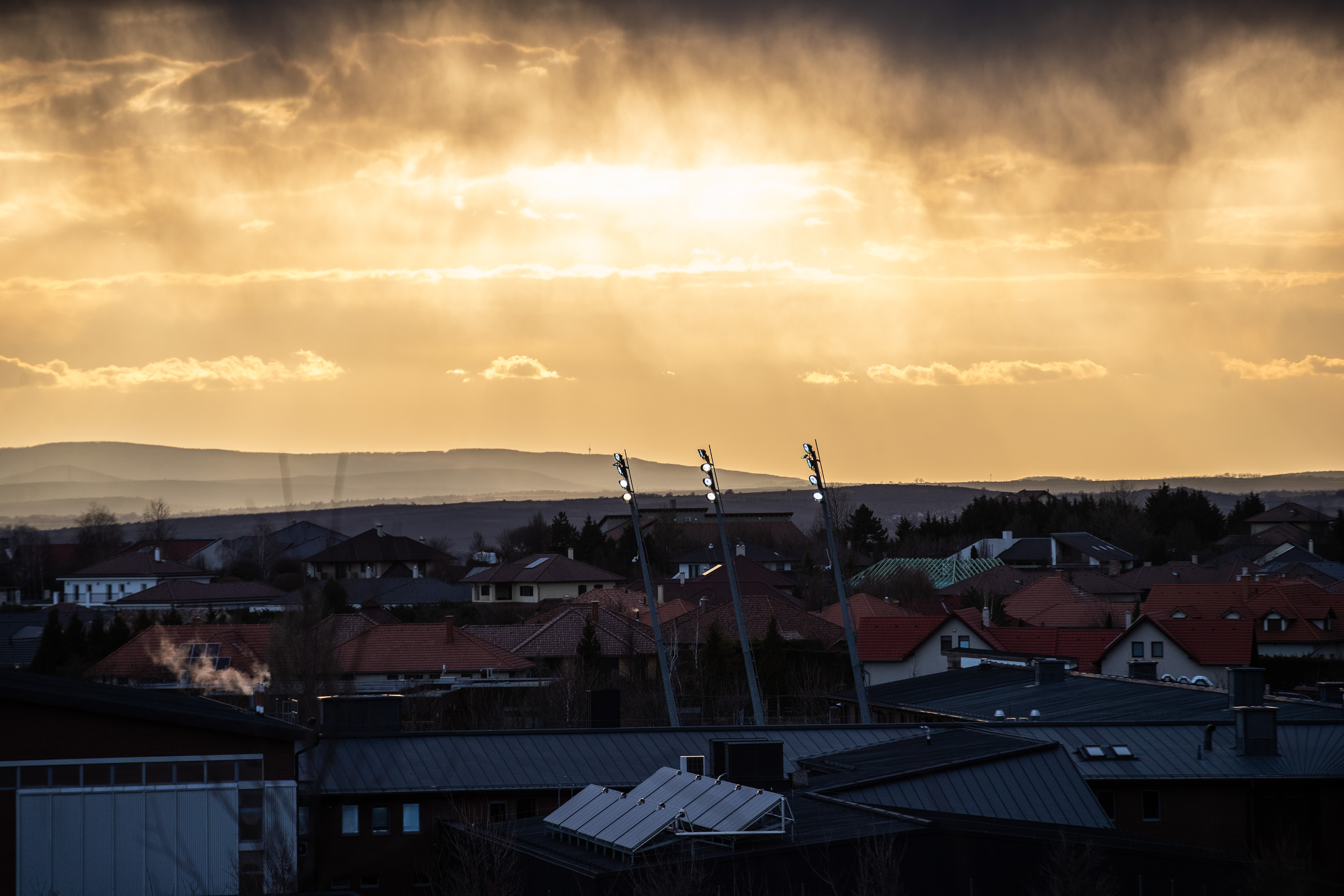 Időjárás: kellemes, tavaszias idő vár szinte az egész országra, de egy kiadós esőzés is lecsaphat – mutatjuk, hol