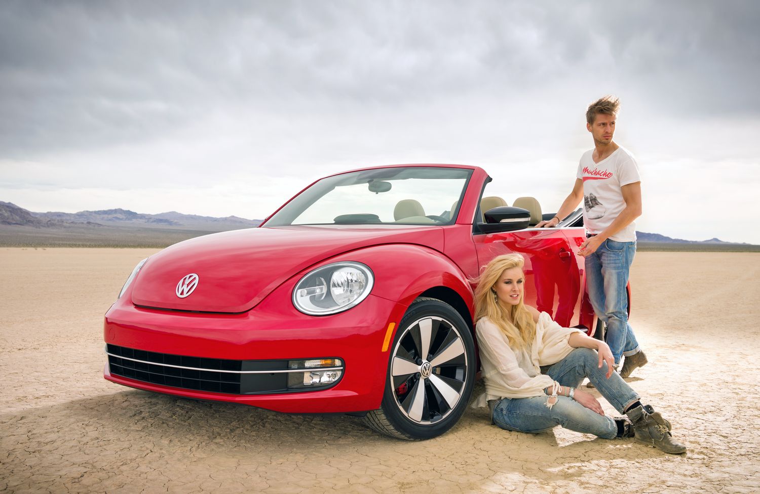 Beetle cabriolet będzie oferowany z seryjną osłoną złożonego dachu. Bagażnik o pojemności 225 litrów posiada otwór do kabiny, umożliwiający transport większych przedmiotów
