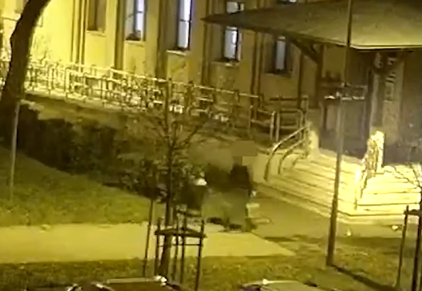 Meghalt az hajléktalan nő, akit a téli fagyban, jéghideg vízzel öntött nyakon egy férfi