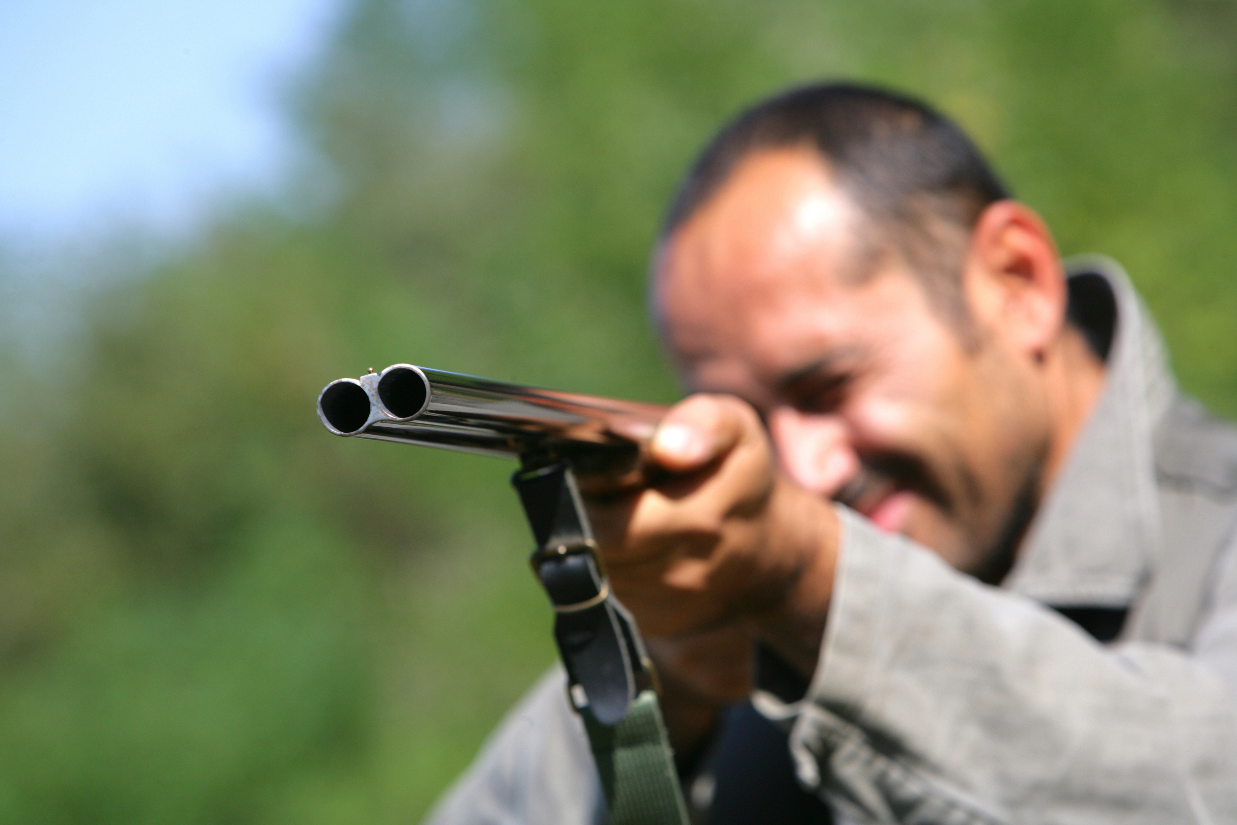 Hihetetlen tragédia: udvarán üldögélő férfit ölt meg egy tőle több kilométerről, vaktában kilőtt golyó - megszületett a jogerős ítélet az ügyben