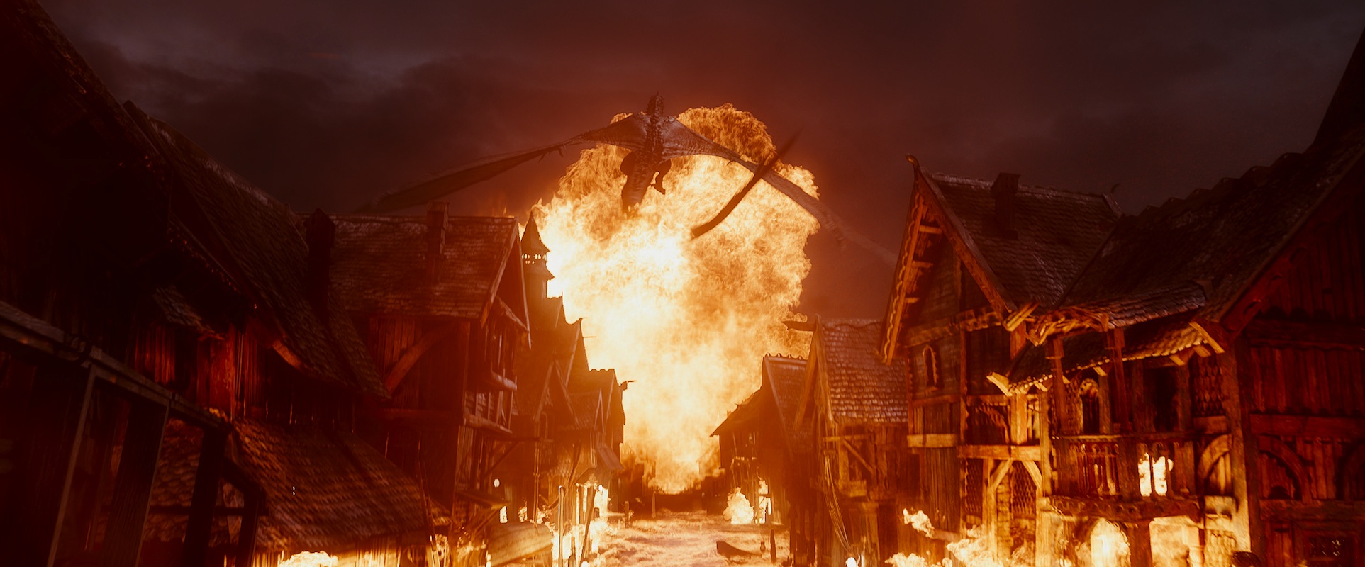Smok Smaug, pragnąc dokonać zemsty, wyrusza do miasta Na Jeziorze, aby wymordować jego mieszkańców