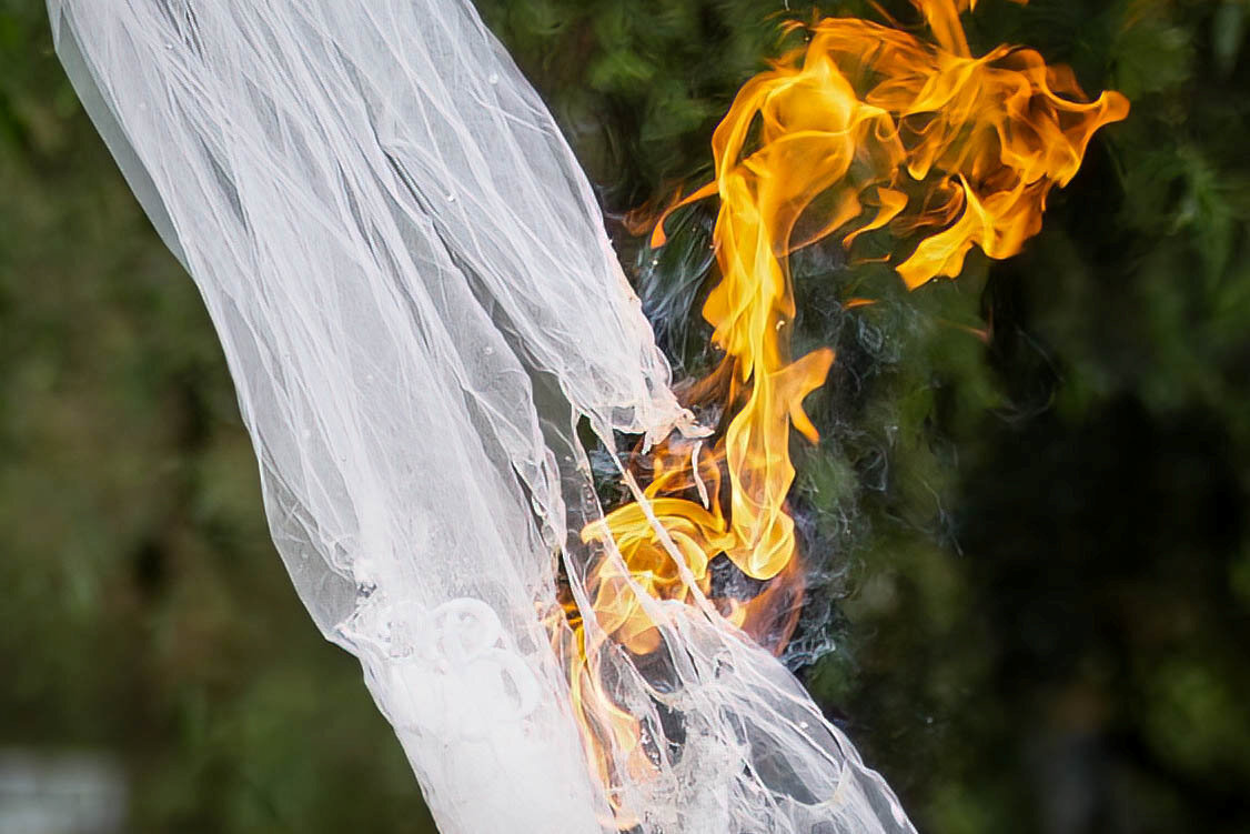 12 évig volt házas, menyasszonyi ruhája felgyújtásával ünnepelte a válását - fotók