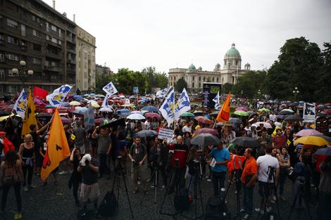 Protest "Ne davimo Beograd" ispred Skupštine grada nije prekinula kiša
