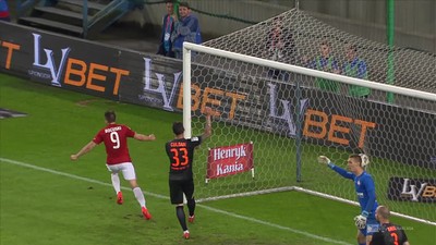 Wisła K. - Zagłębie (2:0): Najłatwiejsza bramka Boguskiego w karierze? Piłka odbija się od pomocnika i wpada do bramki