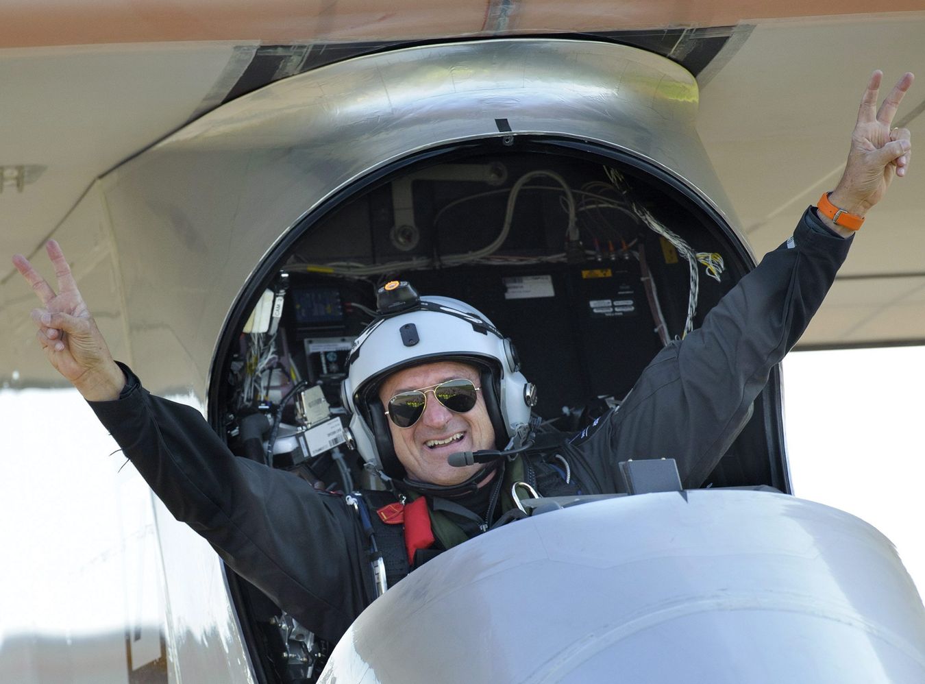 Pilot Andre Borschberg cieszy się po udanym lądowaniu