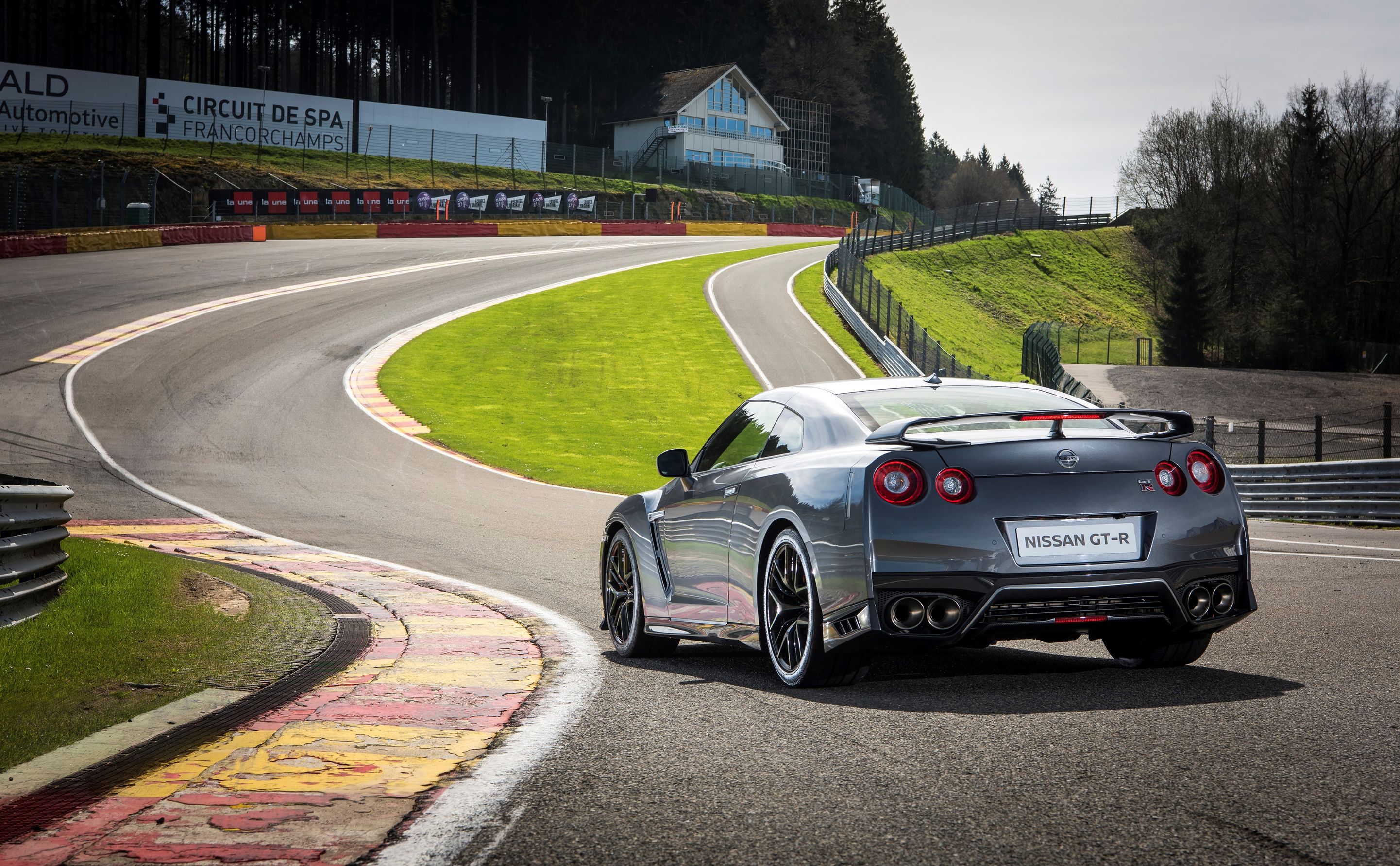 W Polsce dostępne są cztery wersje wyposażenia: GTR, Black Edition, Prestige oraz Track Edition. Wszystkie oferowane są w standardzie między innymi z przednimi światłami w technologii full LED, tylnymi LED, tytanowymi końcówkami układu wydechowego, 20-calowymi, kutymi felgami RAYS, cyfrowym systemem audio Bose z układem aktywnej kontroli głośności, 8-calowym dotykowym ekranem systemu nawigacji i informacji, kamerą cofania, dwustrefową klimatyzacją, podgrzewanymi fotelami oraz kierownicą z manetkami zmiany biegów.