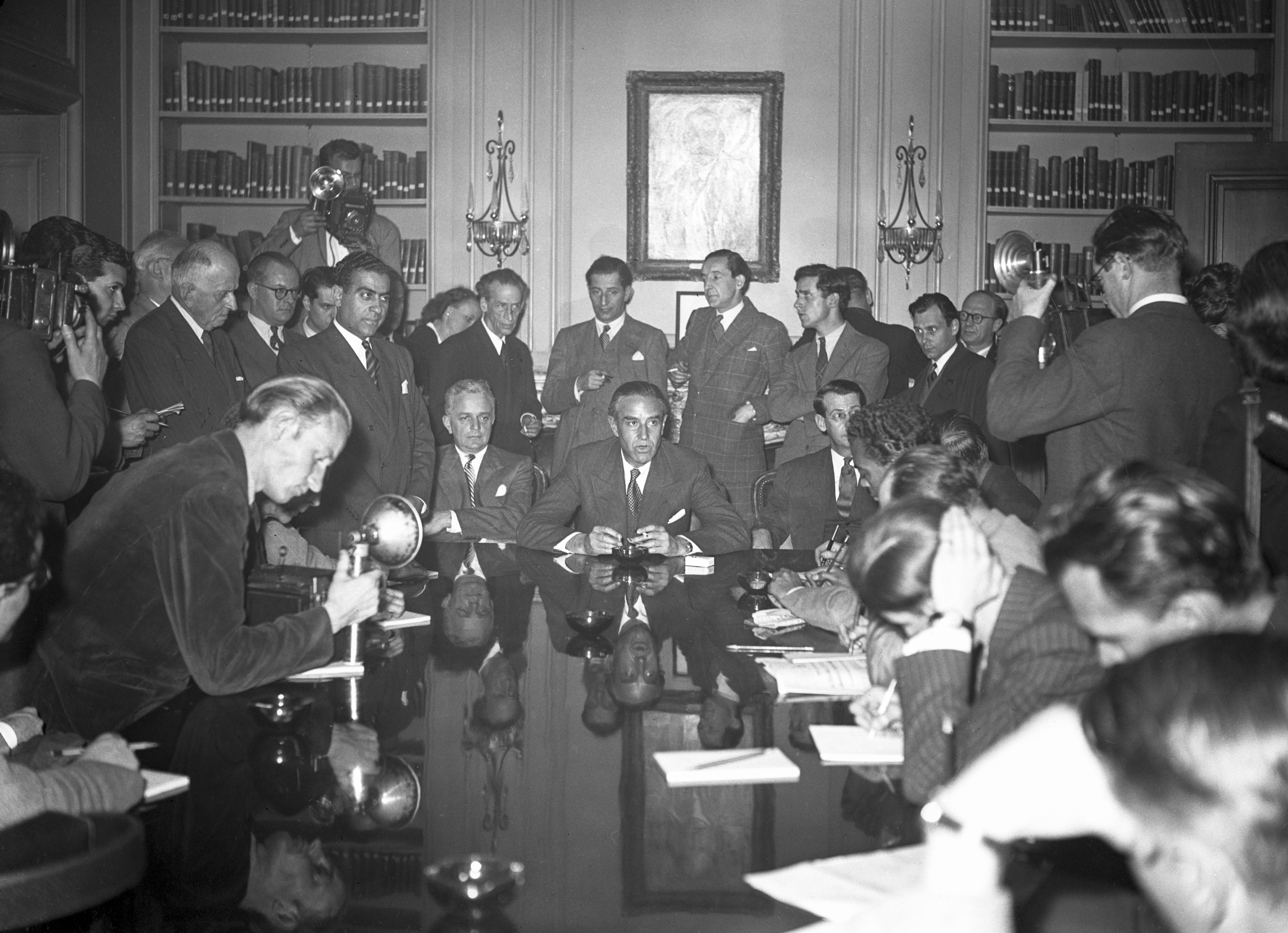 Konferencja prasowa amerykańskiego ambasadora planu Marshalla, Williama Averella Harrimana w Paryżu, 12 maja 1948 r.