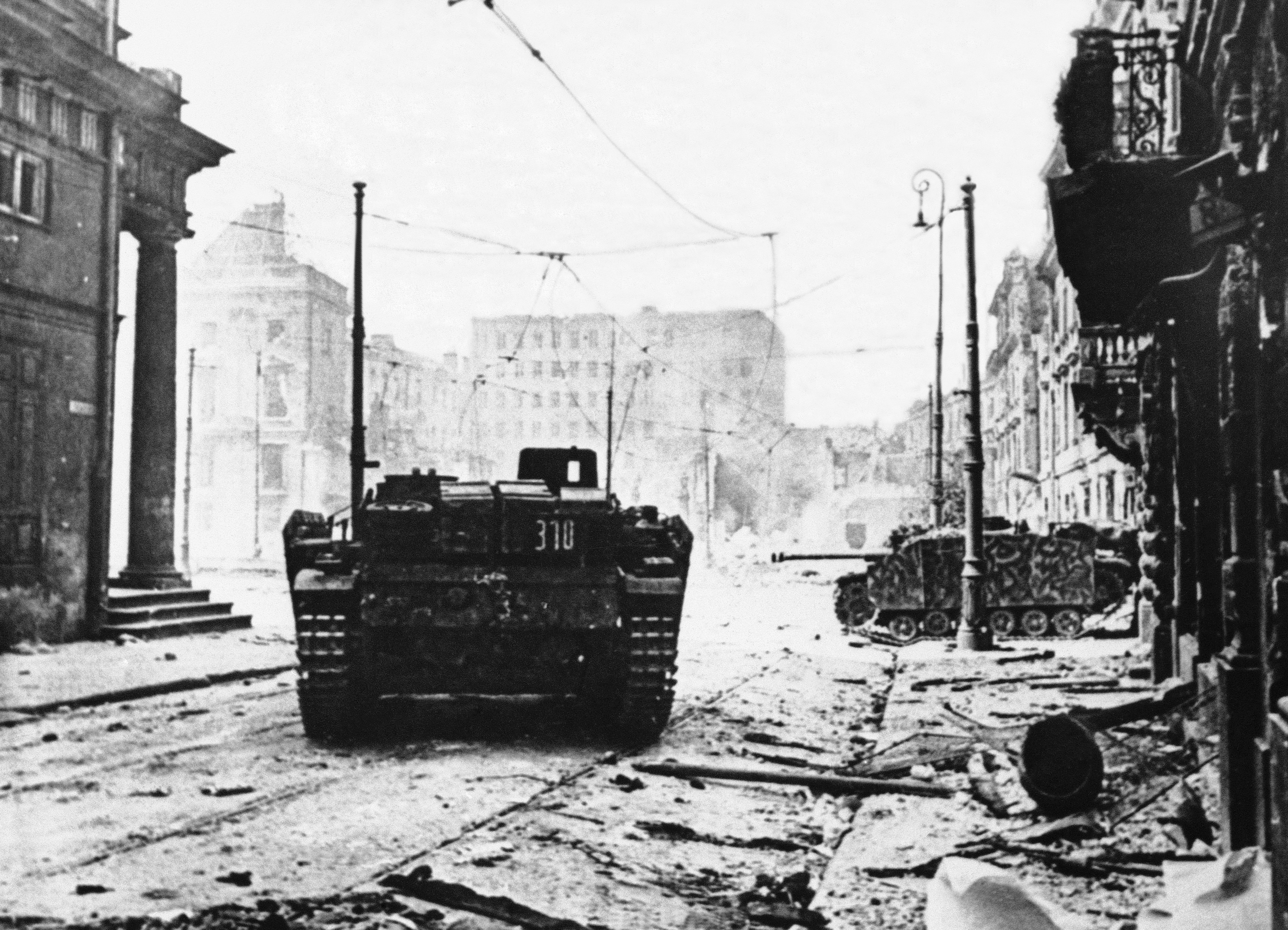 Powstanie Warszawskie. Niemieckie czołgi na ulicach stolicy Polski