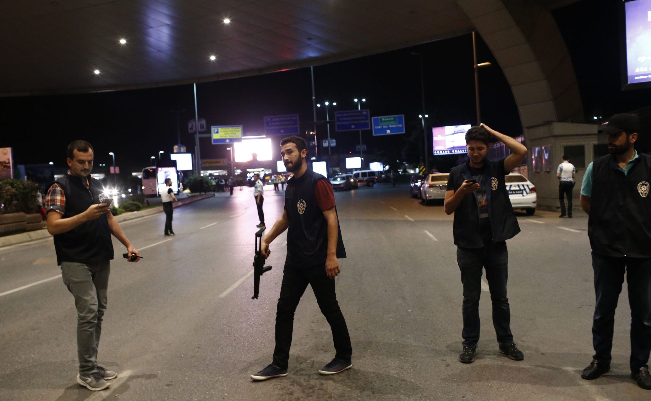 Turecka policja przed lotniskiem