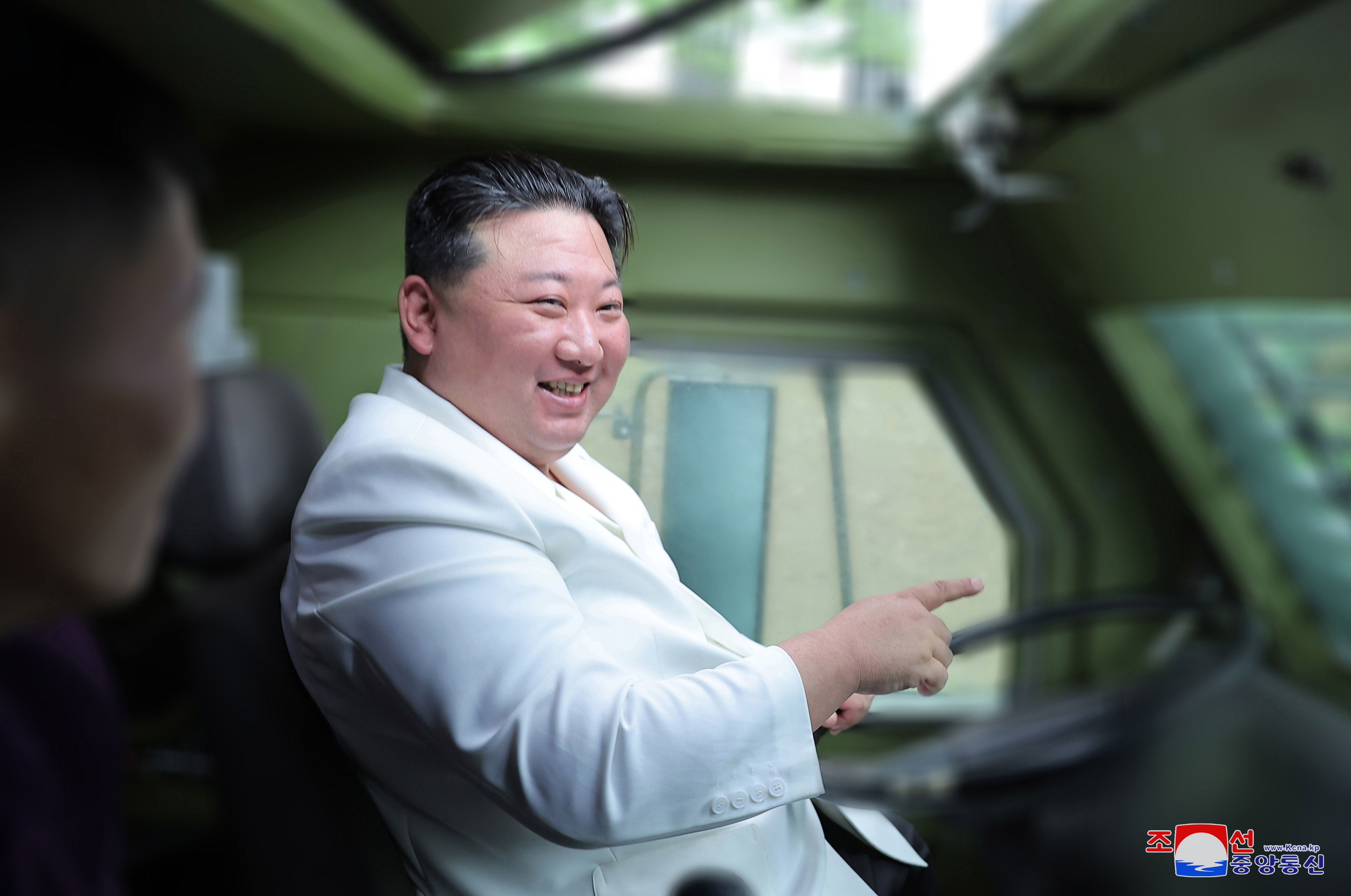 A bölcs vezető megtekint és iránymutatást ad: Kim Dzsong Un elsőszámú észak-koreai vezető a tájfun után máris ment a fegyvergyárba - fotók