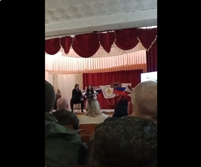 A halál előtti utolsó pillanatok: koncerten ültek az orosz katonák, amikor rakétacsapás érte őket – felkavaró videó