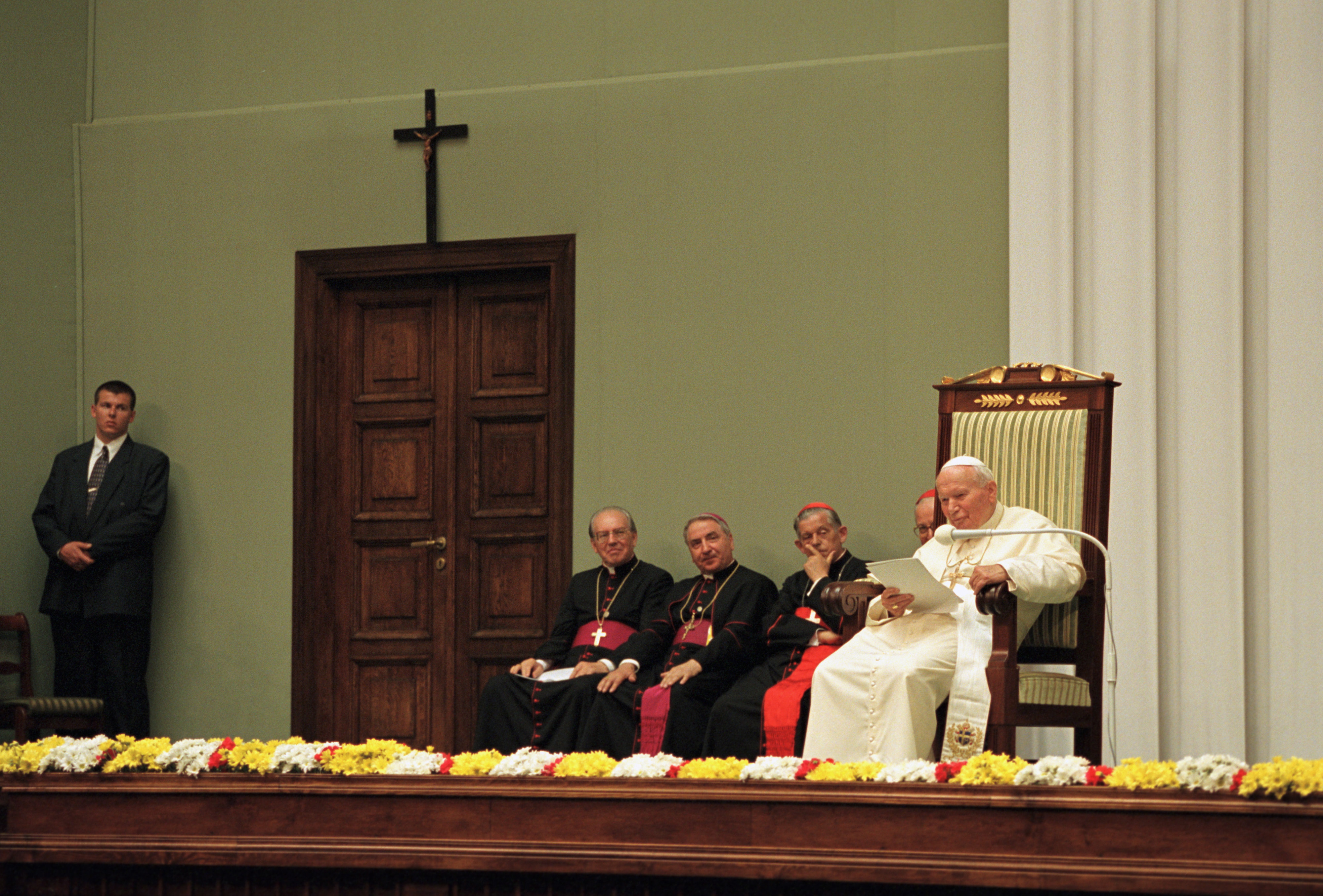 Krzyż w Sejmie był już obecny podczas spotkania papieża Jana Pawła II z przedstawicielami władzy podczas jego siódmej pielgrzymki do Polski w dniach 5-17 czerwca 1999. 