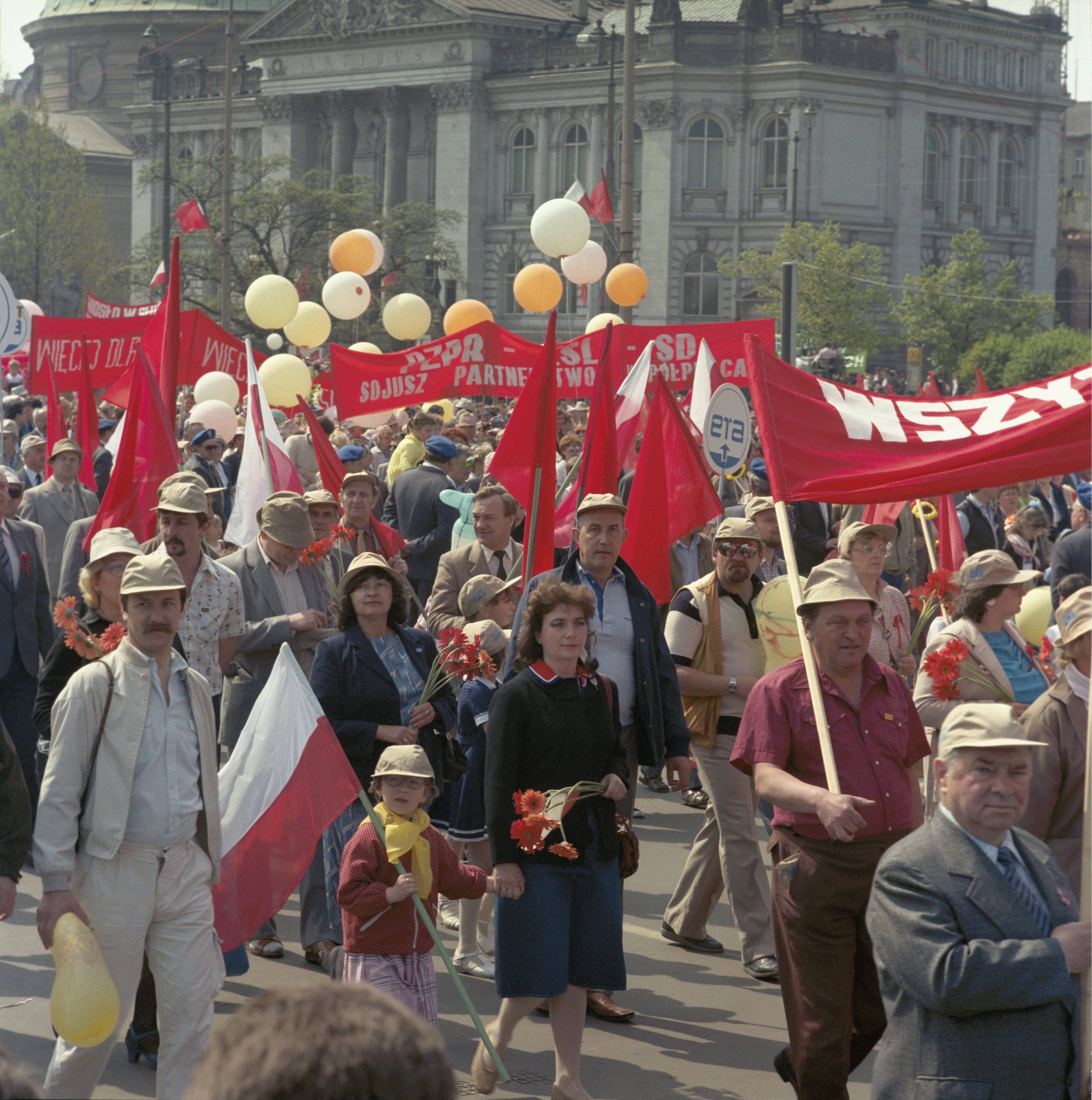 Święto Pracy. Pochód pierwszomajowy na ul. Mazowieckiej, w głębi gmach galerii Zachęta przy placu Małachowskiego. Warszawa 01.05.1986 r.